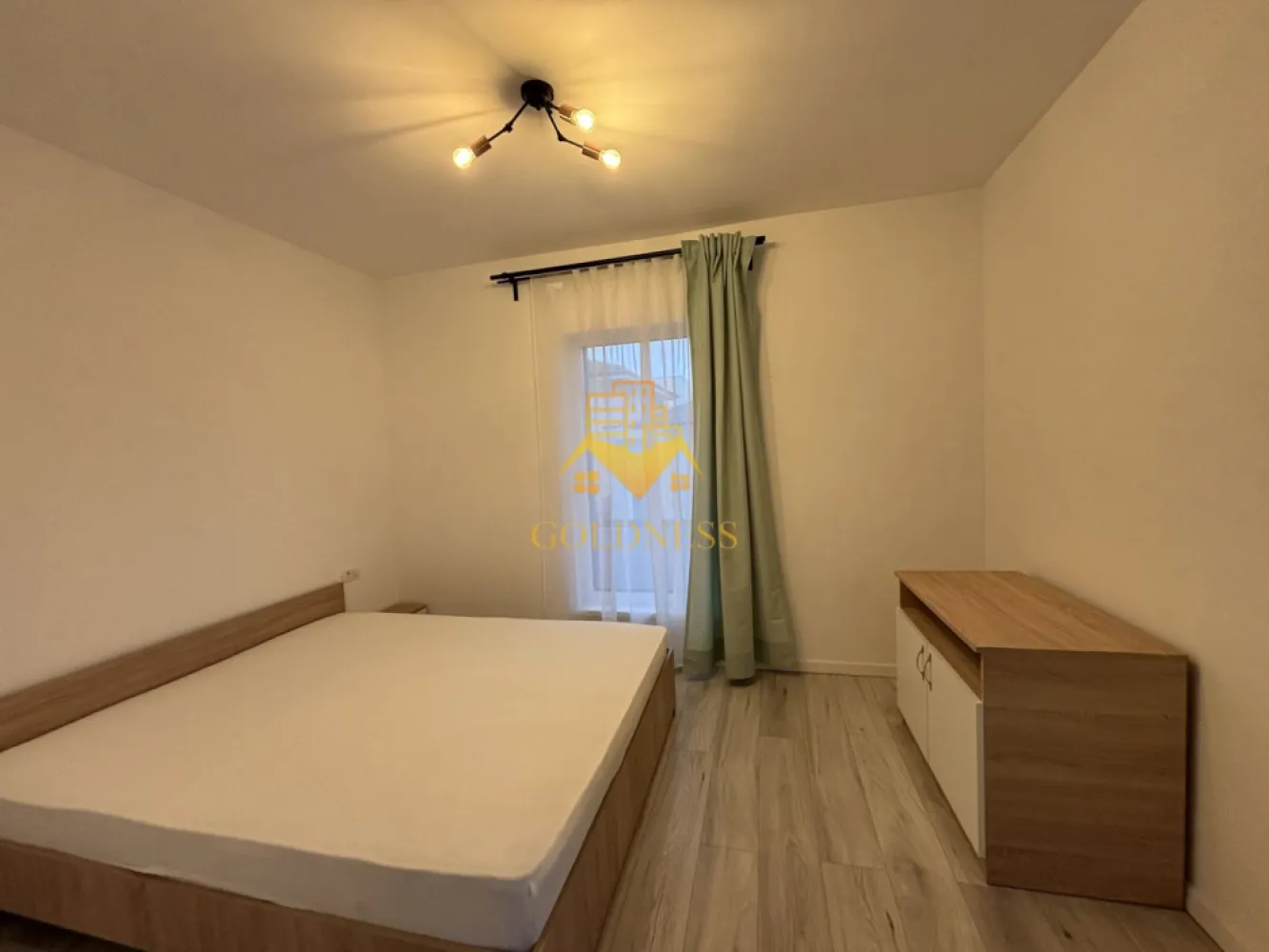 Duplex lux, de închiriat, 4 camere, parcare, curte, terasă,250mp teren - GOLDNESS Imobiliare vă propune spre închiriere un duplex cu 5 camere parțial mobilat și utilat, regim P+1. Dispune de 2 locuri de parcare! Se află în apropierea stațiilor de transport în comun, magazine, restaurante, spații verzi, farmacii, etc. Această proprietate este compartimentată astfel: Parter: - living cu canapea extensibilă, loc de servit masa. - bucatarie decomadata, complet utilată și mobilată, - hol acces. Etaj: - 3 dormitoare spațioase, 2 băi cu cabina de dus respectiv cadă, calorifer port prosop și dulap pentru depozitare. Imobilul este dotat cu toate cele necesare- centrală proprie, încălzirea făcându-se prin pardoseală, frigider, aragaz, hotă, mașină de spălat haine, mașină de spălat vase etc. Dacă sunteți interesați de acest apartament și doriți să îl vizionați, dar și pentru alte oferte nu ezitați să ne contactați telefonic sau prin e-mail. Vă stăm la dispoziție! Pentru intermediere se percepe un comision de 50% din prețul chiriei!