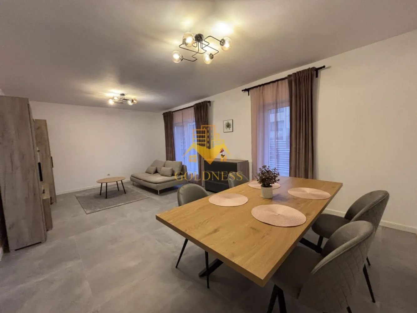 Duplex lux, de închiriat, 4 camere, parcare, curte, terasă,250mp teren