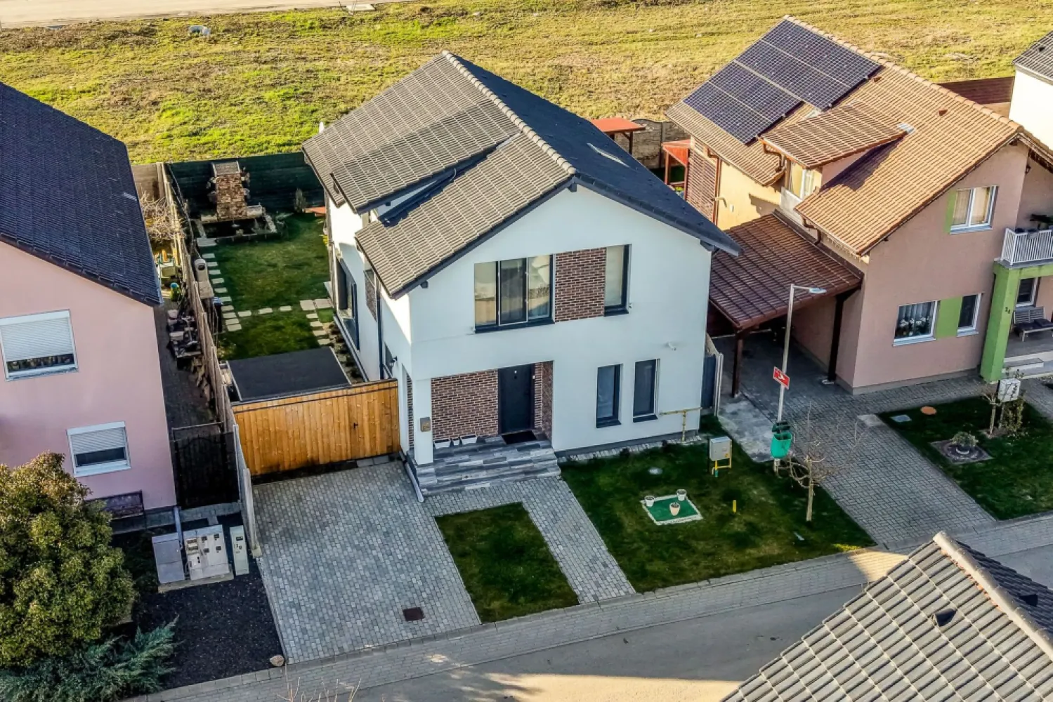 Casă 4 camere 2024 – Cartier Via Carmina, Vladimirescu - COMISION 0 - Vă propunem spre vânzare o casă modernă construită în anul 2024, situată în Vladimirescu, cartierul Via Carmina, o zonă rezidențială de case aflată în plină dezvoltare, ideală pentru cei care își doresc liniște și confort aproape de oraș. Imobilul este construit din cărămidă, are un regim de înălțime P+1E, o suprafață construită de 140 mp, 100 mp utili și este amplasat pe un teren de 250 mp. Compartimentarea este practică și bine gândită: Parter: - sufragerie spațioasă cu ieșire pe terasă - bucătărie cu loc de luat masa - hol și spațiu de depozitare sub scară - baie de serviciu Etaj: - 3 dormitoare, dintre care un dormitor matrimonial cu baie proprie - hol și încă o baie Locuința beneficiază de sistem de încălzire în pardoseală, prezent atât la parter, cât și la etaj, oferind un confort termic ridicat. Curtea este amenajată și oferă: - terasă acoperită perfectă pentru relaxare - gazon în stare impecabilă - grătar - iaz decorativ cu pești - magazie pentru depozitare Casa dispune de toate utilitățile și se vinde complet mobilată și utilată, fiind pregătită pentru mutare imediată. Pentru mai multe detalii, dar și pentru a programa o vizionare, vă stau la dispoziție: 0755 274 519 - Daniel Hord - Consultant imobiliar Nu dispui de toată suma? Te ajutăm noi gratuit! Îți obținem oferte de la 16 bănci. Ai o proprietate de vânzare în Arad și vrei să știi cât valorează cu adevărat? Sună-mă pentru o evaluare GRATUITĂ! Birou: ACASĂ | Agenție imobiliară Arad Adresă: Bulevardul Decebal 2, Arad 310133