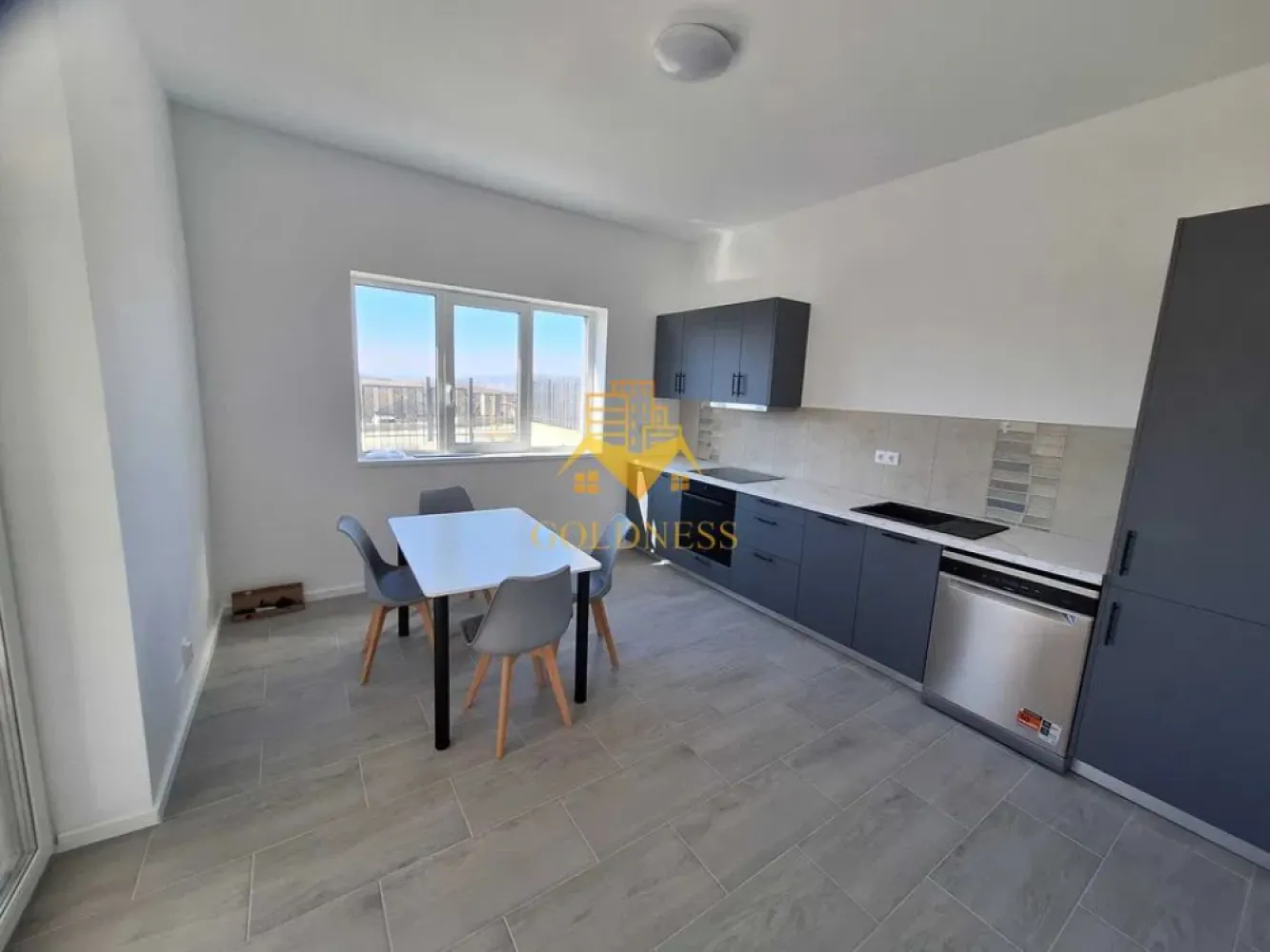 Casa moderna, prima inchiriere, 600 mp teren, curte, parcare, Dezmir - GOLDNESS Imobiliare vă propune spre închiriere o casa moderna cu 4 camere, parțial mobilata și utilata, regim P+1. Dispune de 2 locuri de parcare! Se află în apropierea stațiilor de transport în comun, magazine, restaurante, spații verzi, farmacii, etc. Această proprietate este compartimentată astfel: Parter: - living cu bucatarie open space complet utilată și mobilată, canapea extensibilă, loc de servit masa Etaj: - 3 dormitoare spațioase, 2 băi cu cabina de dus respectiv cadă, calorifer port prosop și dulap pentru depozitare. - balcon - Terasa si curte. Imobilul este dotat cu toate cele necesare- centrală proprie, încălzirea făcându-se prin pardoseală, frigider, aragaz, hotă, mașină de spălat haine, mașină de spălat vase etc. Dacă sunteți interesați de acest apartament și doriți să îl vizionați, dar și pentru alte oferte nu ezitați să ne contactați telefonic sau prin e-mail. Vă stăm la dispoziție! Pentru intermediere se percepe un comision de 50% din prețul chiriei! }}