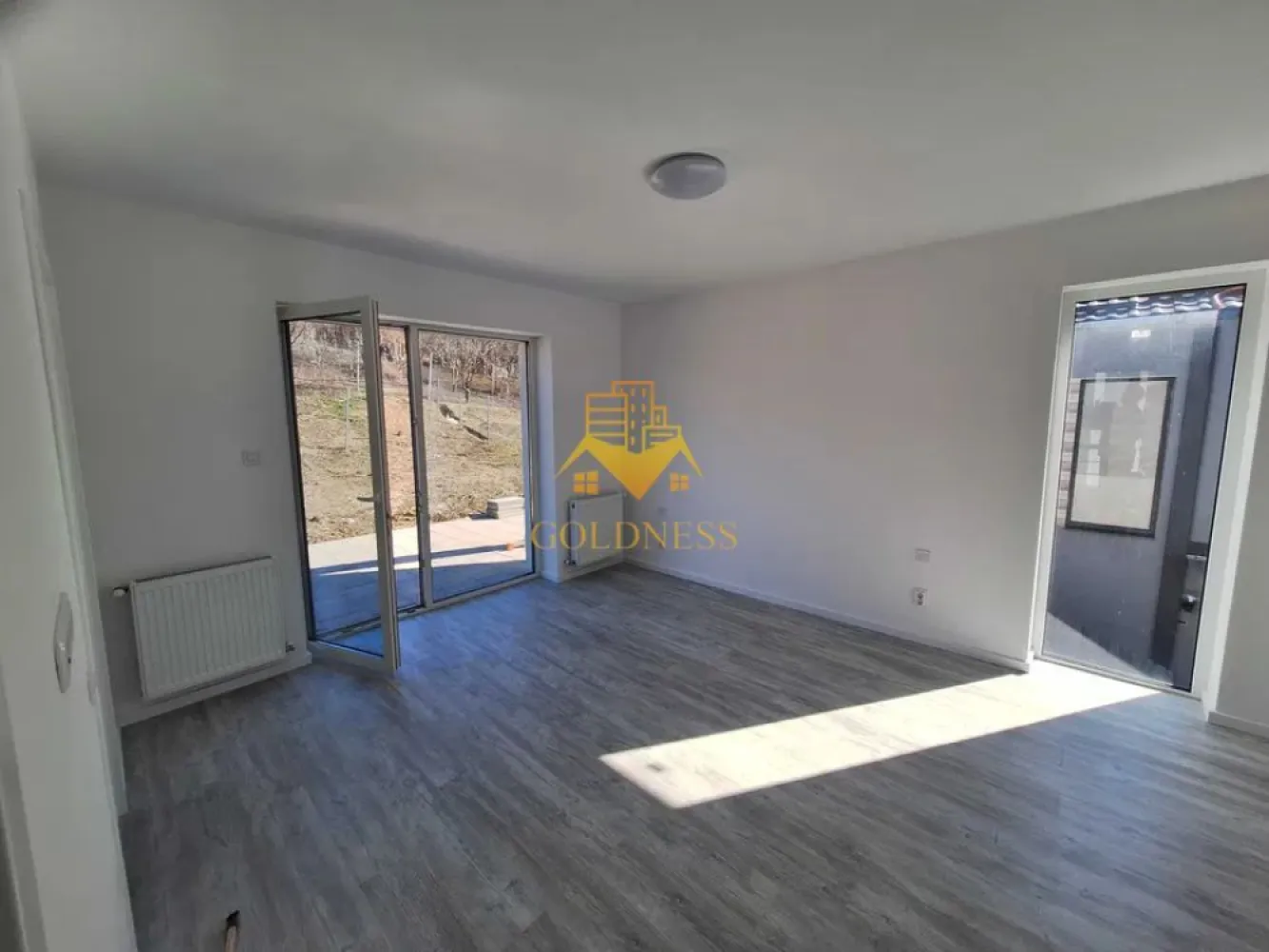 Casa moderna, prima inchiriere, 600 mp teren, curte, parcare, Dezmir - GOLDNESS Imobiliare vă propune spre închiriere o casa moderna cu 4 camere, parțial mobilata și utilata, regim P+1. Dispune de 2 locuri de parcare! Se află în apropierea stațiilor de transport în comun, magazine, restaurante, spații verzi, farmacii, etc. Această proprietate este compartimentată astfel: Parter: - living cu bucatarie open space complet utilată și mobilată, canapea extensibilă, loc de servit masa Etaj: - 3 dormitoare spațioase, 2 băi cu cabina de dus respectiv cadă, calorifer port prosop și dulap pentru depozitare. - balcon - Terasa si curte. Imobilul este dotat cu toate cele necesare- centrală proprie, încălzirea făcându-se prin pardoseală, frigider, aragaz, hotă, mașină de spălat haine, mașină de spălat vase etc. Dacă sunteți interesați de acest apartament și doriți să îl vizionați, dar și pentru alte oferte nu ezitați să ne contactați telefonic sau prin e-mail. Vă stăm la dispoziție! Pentru intermediere se percepe un comision de 50% din prețul chiriei! }}