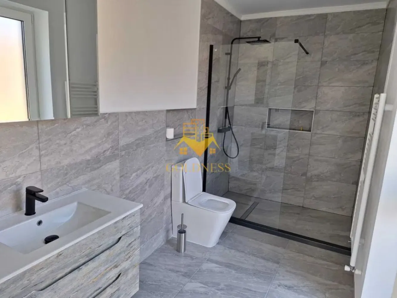 Casa moderna, prima inchiriere, 600 mp teren, curte, parcare, Dezmir - GOLDNESS Imobiliare vă propune spre închiriere o casa moderna cu 4 camere, parțial mobilata și utilata, regim P+1. Dispune de 2 locuri de parcare! Se află în apropierea stațiilor de transport în comun, magazine, restaurante, spații verzi, farmacii, etc. Această proprietate este compartimentată astfel: Parter: - living cu bucatarie open space complet utilată și mobilată, canapea extensibilă, loc de servit masa Etaj: - 3 dormitoare spațioase, 2 băi cu cabina de dus respectiv cadă, calorifer port prosop și dulap pentru depozitare. - balcon - Terasa si curte. Imobilul este dotat cu toate cele necesare- centrală proprie, încălzirea făcându-se prin pardoseală, frigider, aragaz, hotă, mașină de spălat haine, mașină de spălat vase etc. Dacă sunteți interesați de acest apartament și doriți să îl vizionați, dar și pentru alte oferte nu ezitați să ne contactați telefonic sau prin e-mail. Vă stăm la dispoziție! Pentru intermediere se percepe un comision de 50% din prețul chiriei! }}