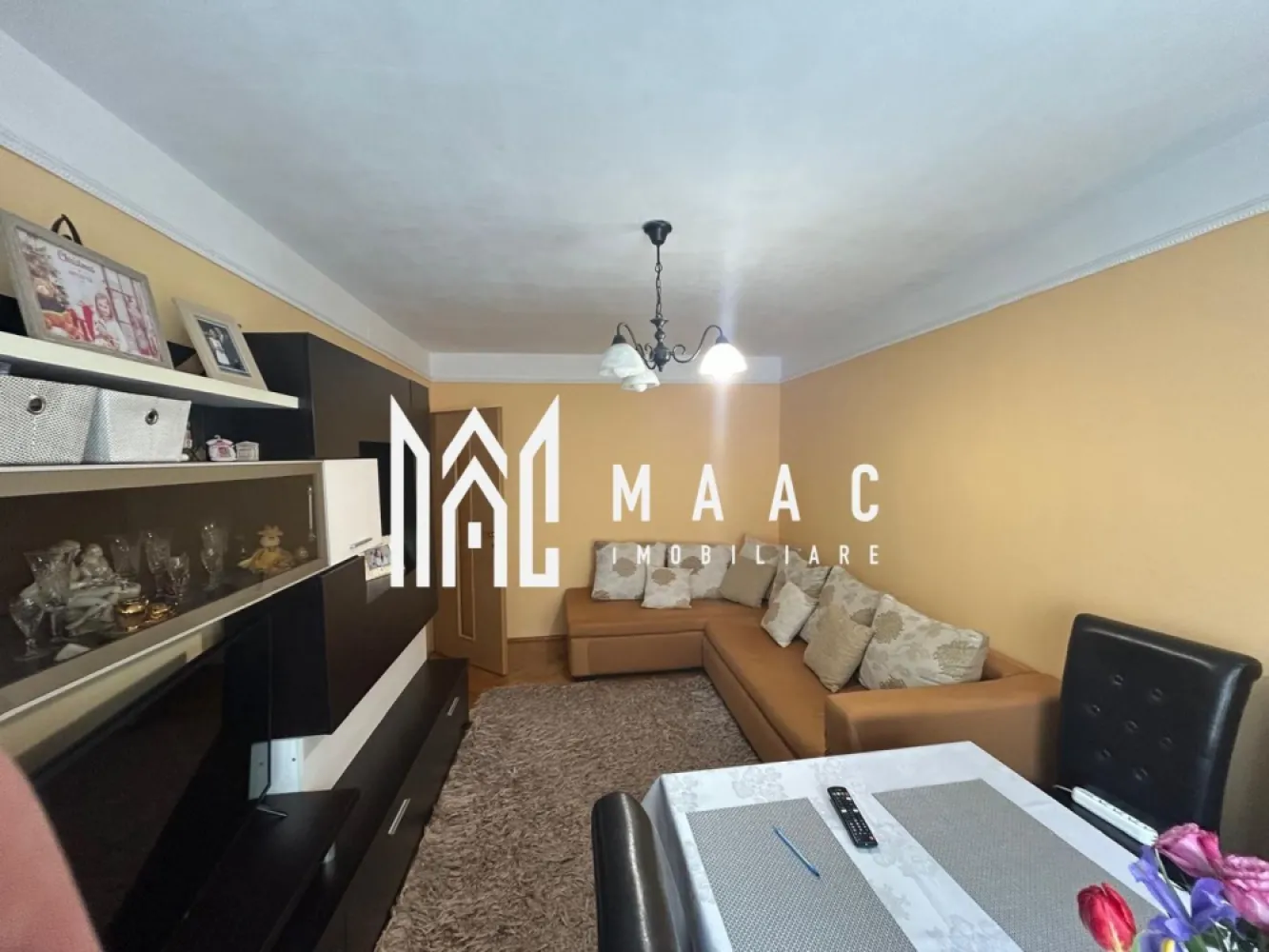 Apartament 3 camere | Decomandat | 69 MPU | Lift | Balcon | Vasile Aaron - Maac Imobiliare prezintă spre vânzare un apartament decomandat, generos și bine compartimentat, situat într-o zonă extrem de căutată din cartierul Vasile Aaron – cu acces rapid la școli, zone comerciale, transport public și toate punctele de interes ale orașului. Caracteristici principale: Suprafață utilă: 69 mp Balcon: 5 mp Compartimentare: hol, living spațios, bucătărie separată, dormitor, cameră amenajată ca birou, două băi Orientare: Sud-Vest – luminozitate excelentă pe toată durata zilei Etaj: 5/10 (etaj intermediar) – imobil dotat cu lift Pivniță: 6 mp Dotări: aer condiționat, jaluzele verticale An construcție: 1980 Stare vânzare: se predă mobilat și utilat Apartamentul este ideal atât pentru locuit, cât și pentru investiție, datorită zonei foarte bine cotate și a compartimentării eficiente. Pentru mai multe detalii și programarea unei vizionări, precizați telefonic că ați văzut anunțul cu ID: CP2835264. }}