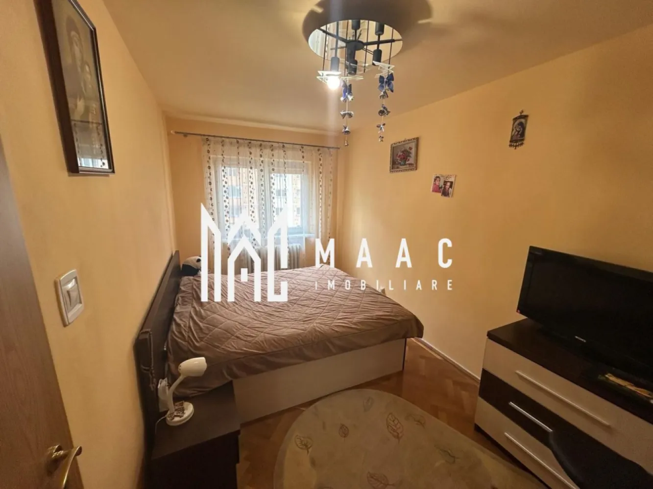 Apartament 3 camere | Decomandat | 69 MPU | Lift | Balcon | Vasile Aaron - Maac Imobiliare prezintă spre vânzare un apartament decomandat, generos și bine compartimentat, situat într-o zonă extrem de căutată din cartierul Vasile Aaron – cu acces rapid la școli, zone comerciale, transport public și toate punctele de interes ale orașului. Caracteristici principale: Suprafață utilă: 69 mp Balcon: 5 mp Compartimentare: hol, living spațios, bucătărie separată, dormitor, cameră amenajată ca birou, două băi Orientare: Sud-Vest – luminozitate excelentă pe toată durata zilei Etaj: 5/10 (etaj intermediar) – imobil dotat cu lift Pivniță: 6 mp Dotări: aer condiționat, jaluzele verticale An construcție: 1980 Stare vânzare: se predă mobilat și utilat Apartamentul este ideal atât pentru locuit, cât și pentru investiție, datorită zonei foarte bine cotate și a compartimentării eficiente. Pentru mai multe detalii și programarea unei vizionări, precizați telefonic că ați văzut anunțul cu ID: CP2835264. }}