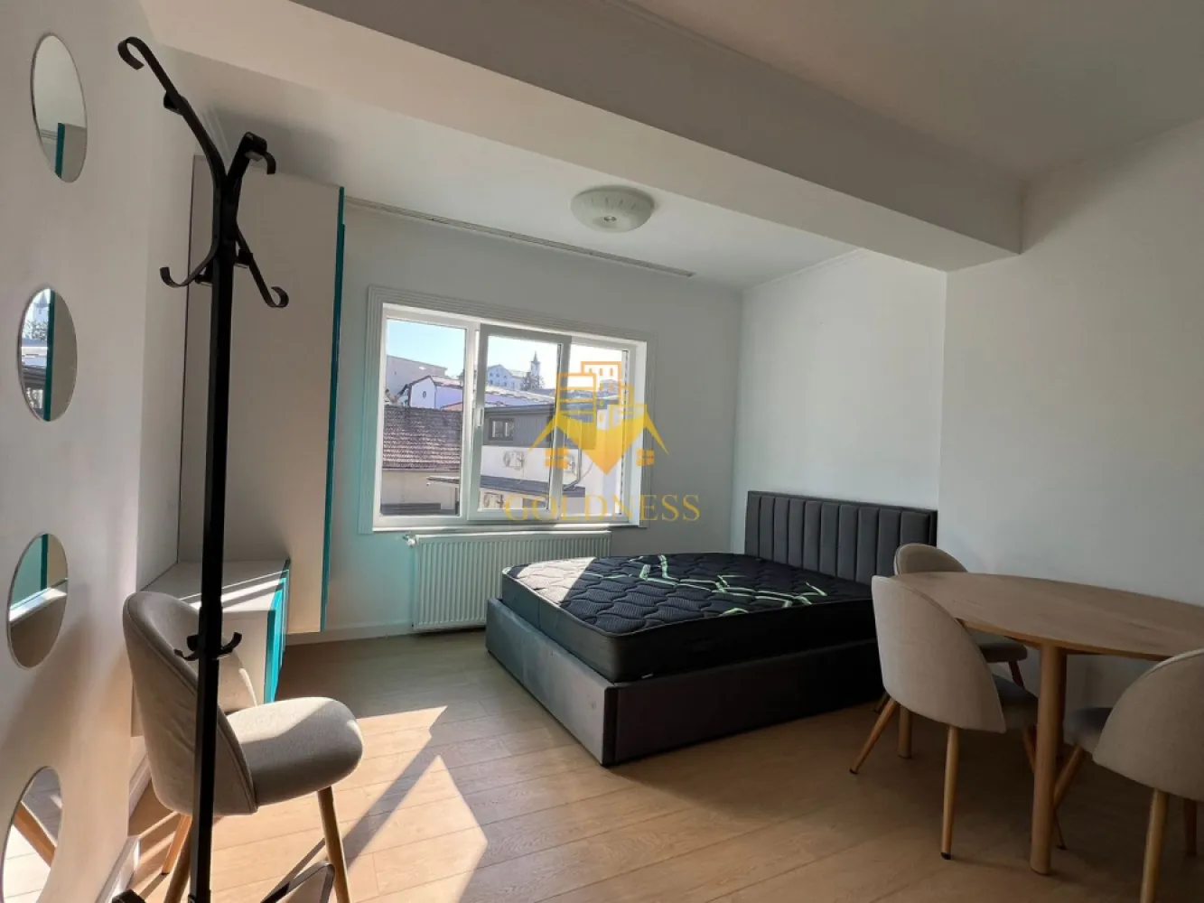1 camera, bloc nou, Zorilor, zona UMF, Hasdeu, Piezisa, Pet Friendly - GOLDNESS Imobiliare vă propune spre închiriere un apartament cu 1 camere complet mobilat și utilat, la etajul 2 într-un imobil de 4 etaje, în cartierul Zorilor, Zona UMF, Piezisa, Spitalul de Recuperare. Apartamentul este compartimentat astfel: - living cu bucatarie open space, pat matrimonial, loc de luat masa - baie cu cabina de dus, spatiu pentru depozitare, calorifer port prosop Imobilul este dotat cu toate cele necesare- centrală proprie, mașină de spălat haine, frigider, plită electrică, hotă, etc. Se află în apropierea stațiilor de transport în comun, magazine, restaurante, spații verzi, farmacii, etc. Posibilitate de parcare in zona ! Dacă sunteți interesați de acest apartament și doriți să îl vizionați, dar și pentru alte oferte sau detalii nu ezitați să ne contactați telefonic sau prin e-mail. Vă stăm la dispoziție! }}