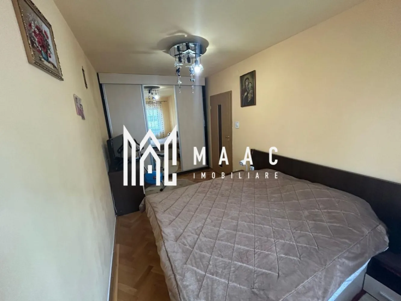 Apartament 3 camere | Decomandat | 69 MPU | Lift | Balcon | Vasile Aaron - Maac Imobiliare prezintă spre vânzare un apartament decomandat, generos și bine compartimentat, situat într-o zonă extrem de căutată din cartierul Vasile Aaron – cu acces rapid la școli, zone comerciale, transport public și toate punctele de interes ale orașului. Caracteristici principale: Suprafață utilă: 69 mp Balcon: 5 mp Compartimentare: hol, living spațios, bucătărie separată, dormitor, cameră amenajată ca birou, două băi Orientare: Sud-Vest – luminozitate excelentă pe toată durata zilei Etaj: 5/10 (etaj intermediar) – imobil dotat cu lift Pivniță: 6 mp Dotări: aer condiționat, jaluzele verticale An construcție: 1980 Stare vânzare: se predă mobilat și utilat Apartamentul este ideal atât pentru locuit, cât și pentru investiție, datorită zonei foarte bine cotate și a compartimentării eficiente. Pentru mai multe detalii și programarea unei vizionări, precizați telefonic că ați văzut anunțul cu ID: CP2835264. }}
