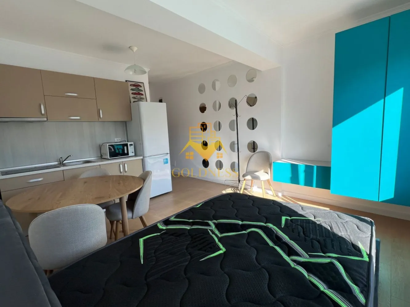 1 camera, bloc nou, Zorilor, zona UMF, Hasdeu, Piezisa, Pet Friendly - GOLDNESS Imobiliare vă propune spre închiriere un apartament cu 1 camere complet mobilat și utilat, la etajul 2 într-un imobil de 4 etaje, în cartierul Zorilor, Zona UMF, Piezisa, Spitalul de Recuperare. Apartamentul este compartimentat astfel: - living cu bucatarie open space, pat matrimonial, loc de luat masa - baie cu cabina de dus, spatiu pentru depozitare, calorifer port prosop Imobilul este dotat cu toate cele necesare- centrală proprie, mașină de spălat haine, frigider, plită electrică, hotă, etc. Se află în apropierea stațiilor de transport în comun, magazine, restaurante, spații verzi, farmacii, etc. Posibilitate de parcare in zona ! Dacă sunteți interesați de acest apartament și doriți să îl vizionați, dar și pentru alte oferte sau detalii nu ezitați să ne contactați telefonic sau prin e-mail. Vă stăm la dispoziție! }}