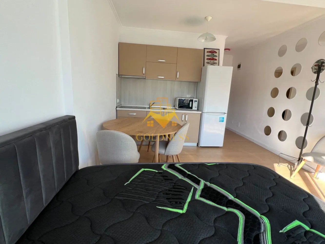1 camera, bloc nou, Zorilor, zona UMF, Hasdeu, Piezisa, Pet Friendly - GOLDNESS Imobiliare vă propune spre închiriere un apartament cu 1 camere complet mobilat și utilat, la etajul 2 într-un imobil de 4 etaje, în cartierul Zorilor, Zona UMF, Piezisa, Spitalul de Recuperare. Apartamentul este compartimentat astfel: - living cu bucatarie open space, pat matrimonial, loc de luat masa - baie cu cabina de dus, spatiu pentru depozitare, calorifer port prosop Imobilul este dotat cu toate cele necesare- centrală proprie, mașină de spălat haine, frigider, plită electrică, hotă, etc. Se află în apropierea stațiilor de transport în comun, magazine, restaurante, spații verzi, farmacii, etc. Posibilitate de parcare in zona ! Dacă sunteți interesați de acest apartament și doriți să îl vizionați, dar și pentru alte oferte sau detalii nu ezitați să ne contactați telefonic sau prin e-mail. Vă stăm la dispoziție! }}