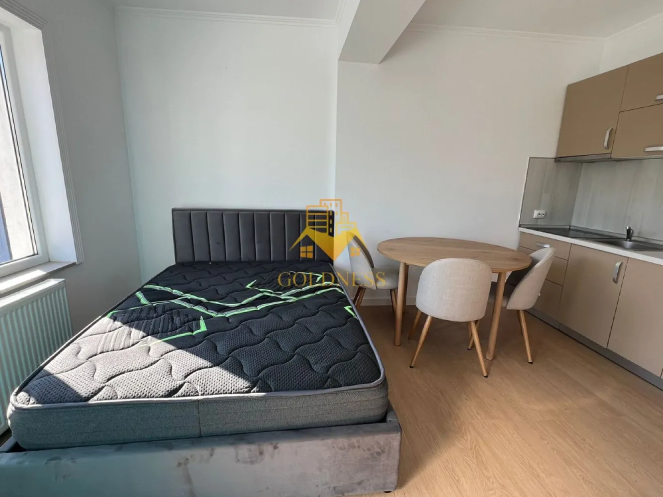 1 camera, bloc nou, Zorilor, zona UMF, Hasdeu, Piezisa, Pet Friendly - GOLDNESS Imobiliare vă propune spre închiriere un apartament cu 1 camere complet mobilat și utilat, la etajul 2 într-un imobil de 4 etaje, în cartierul Zorilor, Zona UMF, Piezisa, Spitalul de Recuperare. Apartamentul este compartimentat astfel: - living cu bucatarie open space, pat matrimonial, loc de luat masa - baie cu cabina de dus, spatiu pentru depozitare, calorifer port prosop Imobilul este dotat cu toate cele necesare- centrală proprie, mașină de spălat haine, frigider, plită electrică, hotă, etc. Se află în apropierea stațiilor de transport în comun, magazine, restaurante, spații verzi, farmacii, etc. Posibilitate de parcare in zona ! Dacă sunteți interesați de acest apartament și doriți să îl vizionați, dar și pentru alte oferte sau detalii nu ezitați să ne contactați telefonic sau prin e-mail. Vă stăm la dispoziție! }}