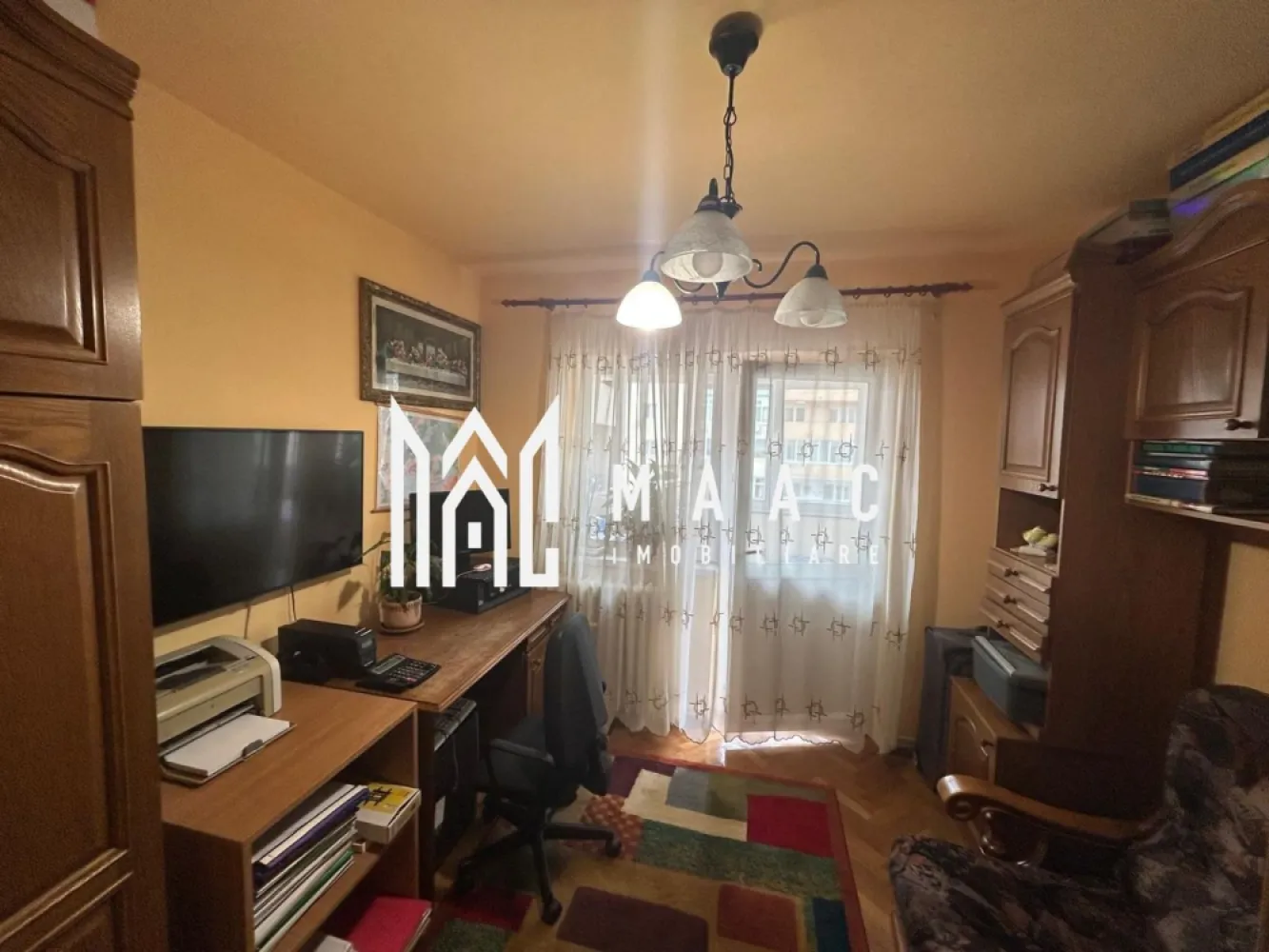 Apartament 3 camere | Decomandat | 69 MPU | Lift | Balcon | Vasile Aaron - Maac Imobiliare prezintă spre vânzare un apartament decomandat, generos și bine compartimentat, situat într-o zonă extrem de căutată din cartierul Vasile Aaron – cu acces rapid la școli, zone comerciale, transport public și toate punctele de interes ale orașului. Caracteristici principale: Suprafață utilă: 69 mp Balcon: 5 mp Compartimentare: hol, living spațios, bucătărie separată, dormitor, cameră amenajată ca birou, două băi Orientare: Sud-Vest – luminozitate excelentă pe toată durata zilei Etaj: 5/10 (etaj intermediar) – imobil dotat cu lift Pivniță: 6 mp Dotări: aer condiționat, jaluzele verticale An construcție: 1980 Stare vânzare: se predă mobilat și utilat Apartamentul este ideal atât pentru locuit, cât și pentru investiție, datorită zonei foarte bine cotate și a compartimentării eficiente. Pentru mai multe detalii și programarea unei vizionări, precizați telefonic că ați văzut anunțul cu ID: CP2835264. }}