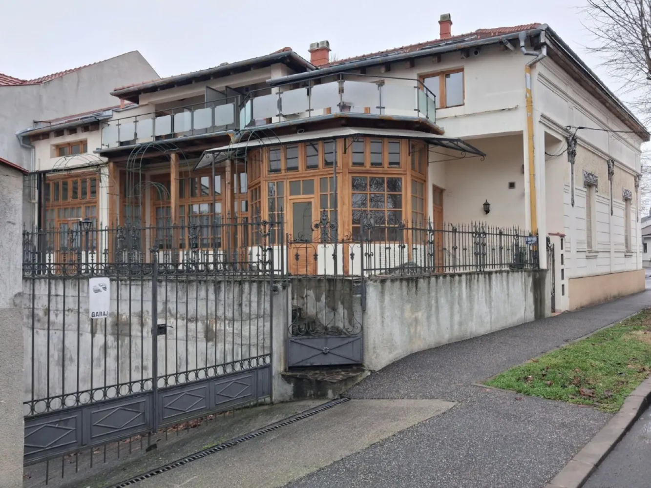 BRASADAS vinde prin REPREZENTARE EXCLUSIVA cladire Titulescu - Agentia imobiliara BRASADAS vinde prin REPREZENTARE EXCLUSIVA imobil compus din 4 apartamente cu intrari si contorizari separate in zona Titulescu, strada Constantin Brancusi. Suprafete utile de 202mp 110mp 87.63mp. Comisionul este 0% pentru comparator. Colaboram cu toate agentiile imobiliare interesate. Www.brasadas.com. }}