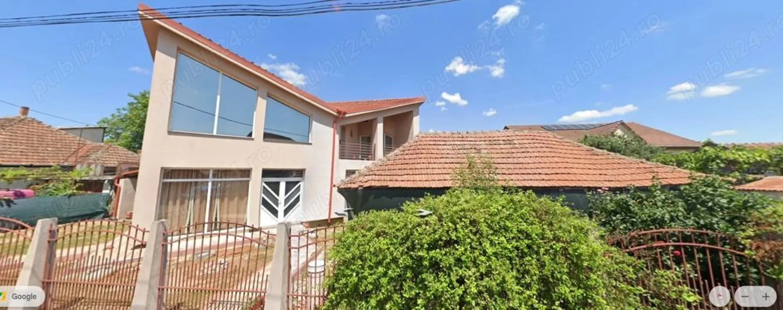 BRASADAS vinde casa individuala in zona Closca. - Agentia Imobiliara BRASADAS vinde casa individuala in zona Closca cu o suprafață utilă de 240mp. si garaj, cu teren aferent de 500 mp. si cu regim de înălțime P+1E compartimentat dupa cum urmeaza : Parter frizerie 2 dormitoare frizerie + baie bucătărie living garaj cameră tehnică terasă Etaj living baie 2 dormitoare balcon Front stradal 30m. Detalii construcție: - structură din beton și cărămidă - acoperiș din țiglă - tâmplărie PVC cu sticlă termopan - izolație exterioară din polistiren de 15 cm - gard din stâlpișori de beton armat cu fier forjat. Se poate folosi si ca spațiu comercial . Utilități: apă, gaz, curent. Imobilul este dotat cu centrală proprie prin condensare firma Vaillant . Interiorul este facut parțial. Pe teren se mai află o casă bătrâneasca. Www.brasadas.com. }}