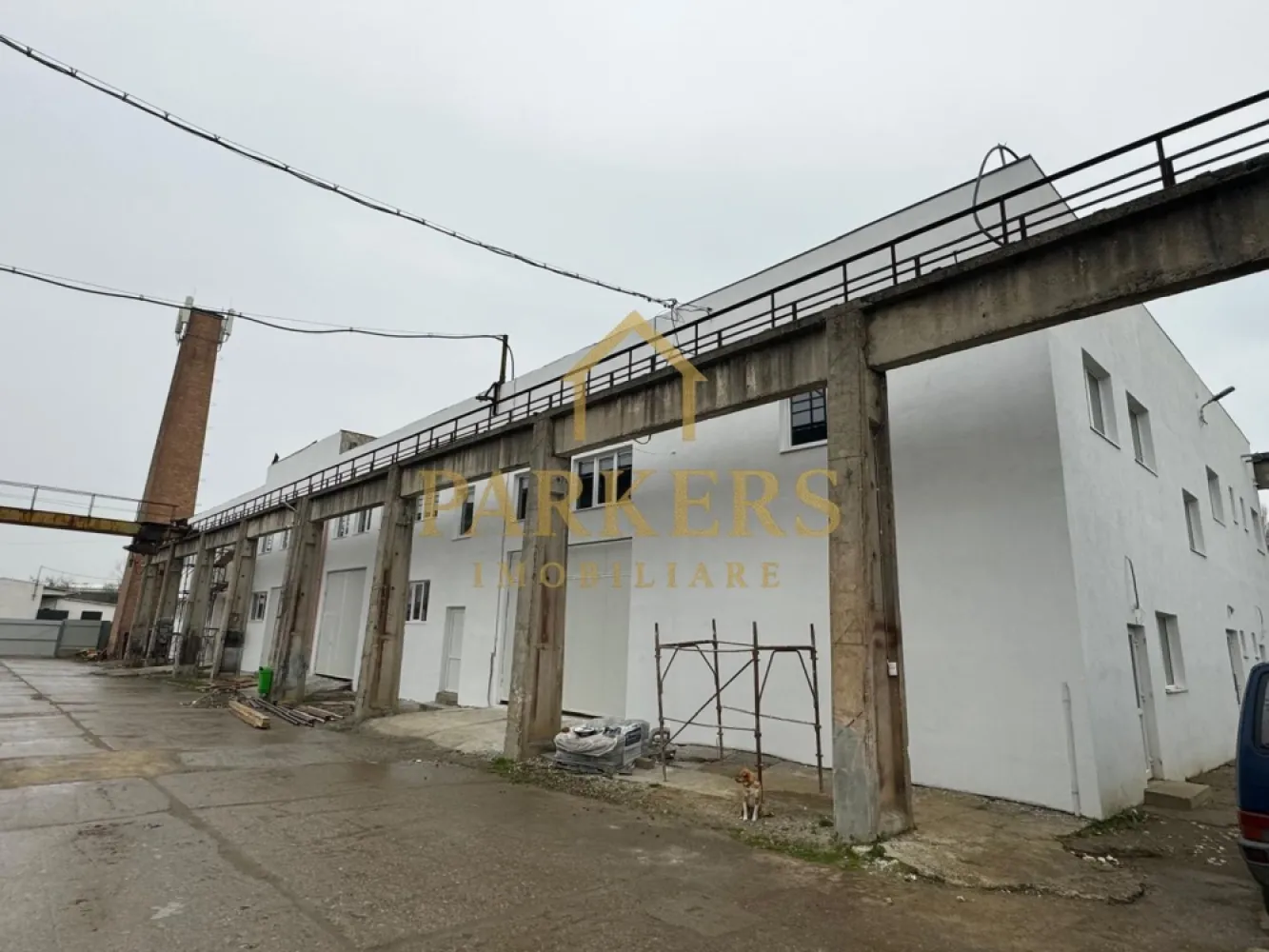 Hala dimensiuni de la 30 la 500 mp utili disponibilitate de inchiriat - Parkers Imobiliare vă propune spre închiriere o hală modernă, pretabilă pentru activități industriale, chimice sau de depozitare, situată într-o zonă cu acces facil pentru transport greu. Spațiul beneficiază de acces TIR, platformă pentru manevră și aprovizionare, precum și de alimentare cu curent trifazic (380V), fiind ideal pentru producție, procesare, logistică sau depozitare. Hala este compartimentabilă și oferă suprafețe disponibile pentru închiriere de la 30 mp până la 500 mp, în funcție de necesitățile chiriașului. În incintă există birouri amenajate, grupuri sanitare, precum și vestiare, asigurând condiții optime pentru desfășurarea activității. Spațiul este bine întreținut, cu structură solidă, înălțime utilă generoasă și acces rapid către principalele artere de circulație. Ideal pentru firme care caută un spațiu funcțional, flexibil și bine echipat pentru activități profesionale. Pentru detalii suplimentare și programarea unei vizionări, vă rugăm să contactați Parkers Imobiliare. }}