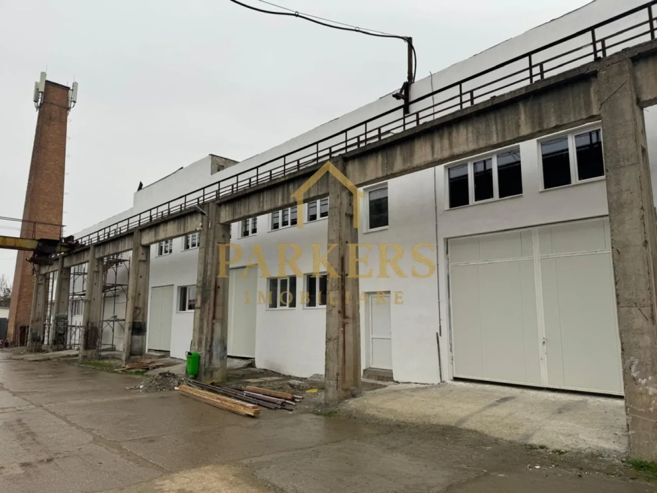 Hala dimensiuni de la 30 la 500 mp utili disponibilitate de inchiriat - Parkers Imobiliare vă propune spre închiriere o hală modernă, pretabilă pentru activități industriale, chimice sau de depozitare, situată într-o zonă cu acces facil pentru transport greu. Spațiul beneficiază de acces TIR, platformă pentru manevră și aprovizionare, precum și de alimentare cu curent trifazic (380V), fiind ideal pentru producție, procesare, logistică sau depozitare. Hala este compartimentabilă și oferă suprafețe disponibile pentru închiriere de la 30 mp până la 500 mp, în funcție de necesitățile chiriașului. În incintă există birouri amenajate, grupuri sanitare, precum și vestiare, asigurând condiții optime pentru desfășurarea activității. Spațiul este bine întreținut, cu structură solidă, înălțime utilă generoasă și acces rapid către principalele artere de circulație. Ideal pentru firme care caută un spațiu funcțional, flexibil și bine echipat pentru activități profesionale. Pentru detalii suplimentare și programarea unei vizionări, vă rugăm să contactați Parkers Imobiliare. }}