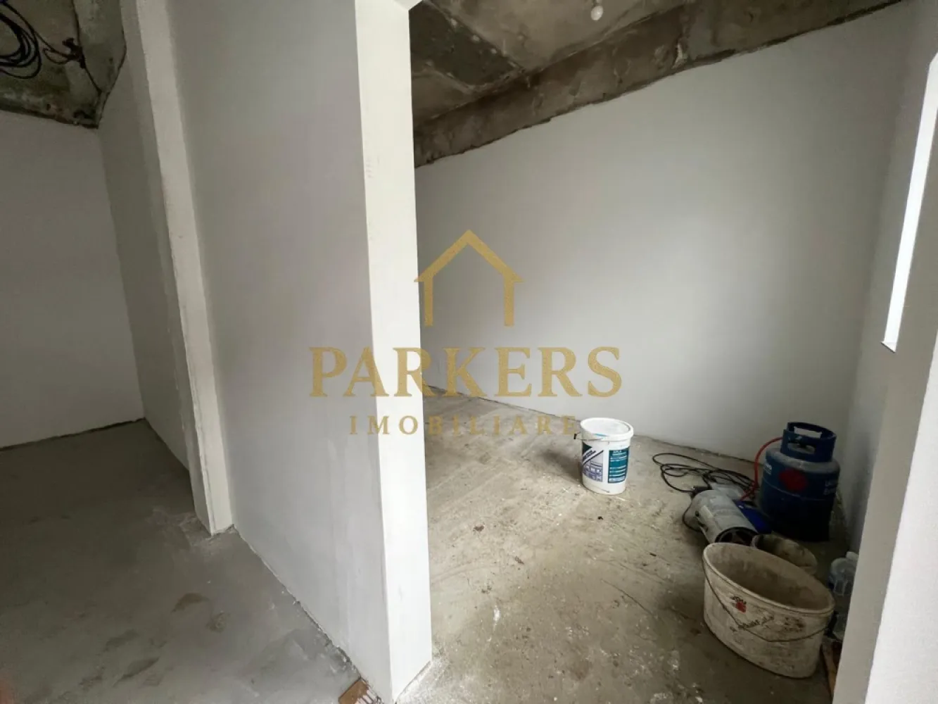 Hala dimensiuni de la 30 la 500 mp utili disponibilitate de inchiriat - Parkers Imobiliare vă propune spre închiriere o hală modernă, pretabilă pentru activități industriale, chimice sau de depozitare, situată într-o zonă cu acces facil pentru transport greu. Spațiul beneficiază de acces TIR, platformă pentru manevră și aprovizionare, precum și de alimentare cu curent trifazic (380V), fiind ideal pentru producție, procesare, logistică sau depozitare. Hala este compartimentabilă și oferă suprafețe disponibile pentru închiriere de la 30 mp până la 500 mp, în funcție de necesitățile chiriașului. În incintă există birouri amenajate, grupuri sanitare, precum și vestiare, asigurând condiții optime pentru desfășurarea activității. Spațiul este bine întreținut, cu structură solidă, înălțime utilă generoasă și acces rapid către principalele artere de circulație. Ideal pentru firme care caută un spațiu funcțional, flexibil și bine echipat pentru activități profesionale. Pentru detalii suplimentare și programarea unei vizionări, vă rugăm să contactați Parkers Imobiliare. }}