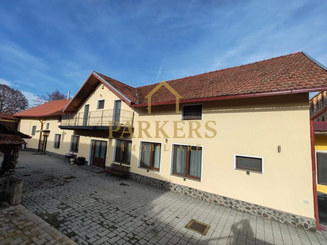 Reședință exclusivistă – 600 mp utili, facilități complete - Proprietate de excepție – eleganță, spațiu și funcționalitate la standarde înalte Parkers Imobiliare vă propune spre vânzare o reședință impresionantă, concepută pentru confort, intimitate și un stil de viață complet, situată într-un cadru sigur și bine organizat. Imobilul este dispus pe două niveluri, cu pivniță interioară, oferind o suprafață generoasă de aproximativ 600 mp utili, excelent compartimentați. Zona de acces întâmpină printr-un spațiu de tip vestiar, cu intrare către pivniță și camera tehnică, echipată cu două sisteme de încălzire: centrală pe gaz de 35 kW și centrală pe lemne de 80 kW – o soluție eficientă și sigură pentru orice sezon. Parterul este dedicat vieții de zi, cu un living amplu, luminos, care face legătura naturală între zonele funcționale ale casei. Bucătăria este complet utilată și dotată cu cuptor pe lemne, având acces către cămara și spălătorie, iar spațiul este completat de băi și zone de depozitare bine gândite. Tot la acest nivel se află și zona de noapte, compusă din holuri, două dormitoare și baie, oferind intimitate și confort. Etajul adaugă valoare printr-o compartimentare practică și versatilă: dormitoare spațioase, birou, dressing / depozit pentru haine și accesorii, baie, spații de depozitare și un balcon comunicant, ideal pentru momente de relaxare. Proprietatea se vinde complet mobilată și utilată, cu mobilier și accesorii atent alese, gata pentru mutare imediată. Exteriorul completează perfect experiența acestei reședințe: curte amenajată și împrejmuită garaj cu grup sanitar propriu foisor cu apă terasă generoasă piscină sală de fitness șemineu și zonă de grătar grădină bine întreținută proprietate sigură și privată Această casă nu este doar un imobil, ci un concept de locuire premium, ideal pentru o familie care își dorește spațiu, confort și independență, fără compromisuri. }}