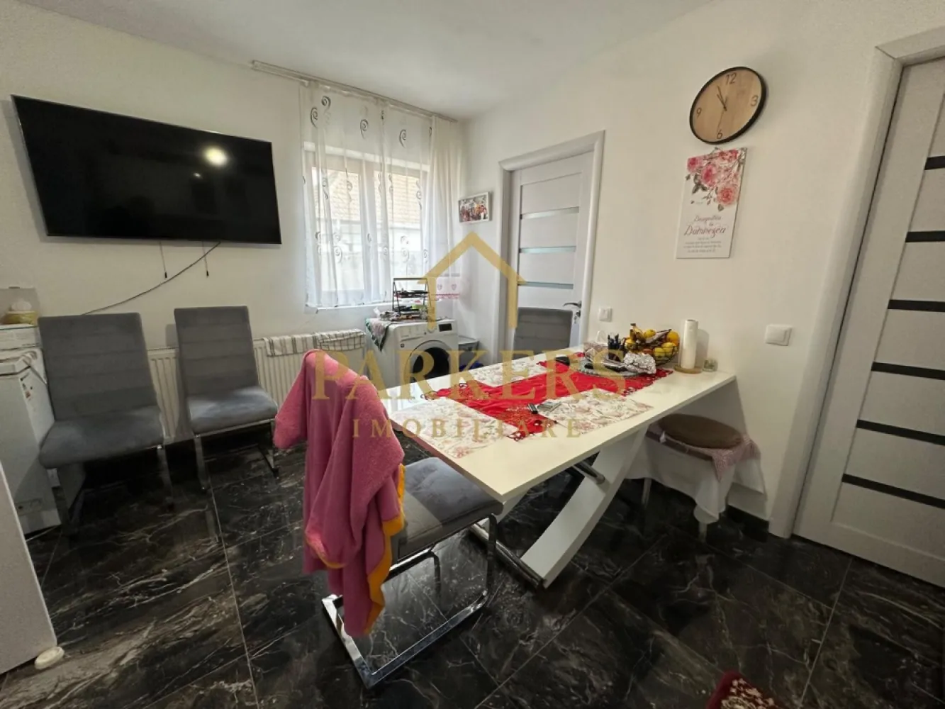 Casa de vanzare in Fagaras zona Campului - Casă renovată, 3 camere, curte și garaj – zona Făgăraș, utilată complet. Această proprietate oferă confort modern într-o zonă liniștită din Făgăraș. Casa este complet renovată și compartimentată eficient, cu 3 camere luminoase, bucătărie utilată și finisaje de calitate. Curtea spațioasă permite relaxare în aer liber, iar garajul asigură parcare sigură și spațiu suplimentar de depozitare. Proprietatea dispune de toate utilitățile: apă, gaz, electricitate și canalizare. Este ideală atât pentru familii, cât și pentru cei care caută un cămin modern, gata de mutat. Promovată prin Parkers, cu posibilitatea de vizionare rapidă. }}