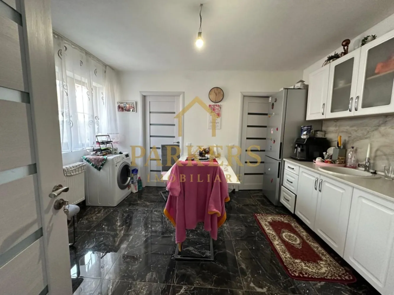 Casa de vanzare in Fagaras zona Campului - Casă renovată, 3 camere, curte și garaj – zona Făgăraș, utilată complet. Această proprietate oferă confort modern într-o zonă liniștită din Făgăraș. Casa este complet renovată și compartimentată eficient, cu 3 camere luminoase, bucătărie utilată și finisaje de calitate. Curtea spațioasă permite relaxare în aer liber, iar garajul asigură parcare sigură și spațiu suplimentar de depozitare. Proprietatea dispune de toate utilitățile: apă, gaz, electricitate și canalizare. Este ideală atât pentru familii, cât și pentru cei care caută un cămin modern, gata de mutat. Promovată prin Parkers, cu posibilitatea de vizionare rapidă. }}