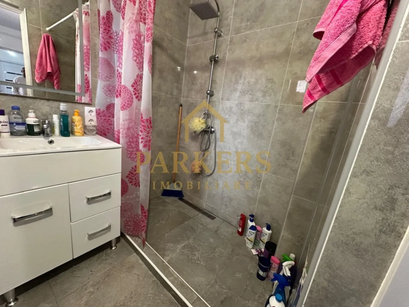 Casa de vanzare in Fagaras zona Campului - Casă renovată, 3 camere, curte și garaj – zona Făgăraș, utilată complet. Această proprietate oferă confort modern într-o zonă liniștită din Făgăraș. Casa este complet renovată și compartimentată eficient, cu 3 camere luminoase, bucătărie utilată și finisaje de calitate. Curtea spațioasă permite relaxare în aer liber, iar garajul asigură parcare sigură și spațiu suplimentar de depozitare. Proprietatea dispune de toate utilitățile: apă, gaz, electricitate și canalizare. Este ideală atât pentru familii, cât și pentru cei care caută un cămin modern, gata de mutat. Promovată prin Parkers, cu posibilitatea de vizionare rapidă. }}