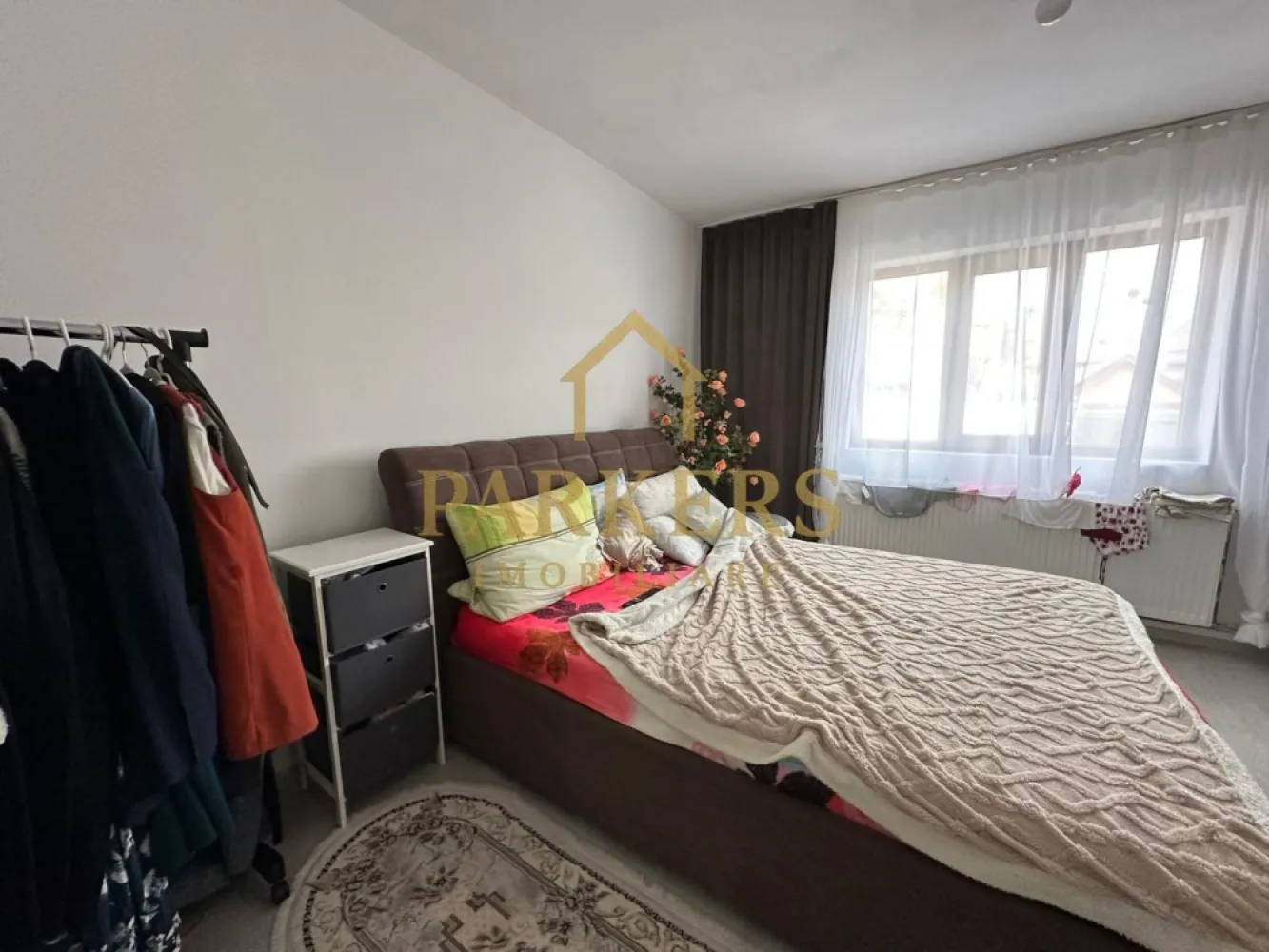 Casa de vanzare in Fagaras zona Campului - Casă renovată, 3 camere, curte și garaj – zona Făgăraș, utilată complet. Această proprietate oferă confort modern într-o zonă liniștită din Făgăraș. Casa este complet renovată și compartimentată eficient, cu 3 camere luminoase, bucătărie utilată și finisaje de calitate. Curtea spațioasă permite relaxare în aer liber, iar garajul asigură parcare sigură și spațiu suplimentar de depozitare. Proprietatea dispune de toate utilitățile: apă, gaz, electricitate și canalizare. Este ideală atât pentru familii, cât și pentru cei care caută un cămin modern, gata de mutat. Promovată prin Parkers, cu posibilitatea de vizionare rapidă. }}
