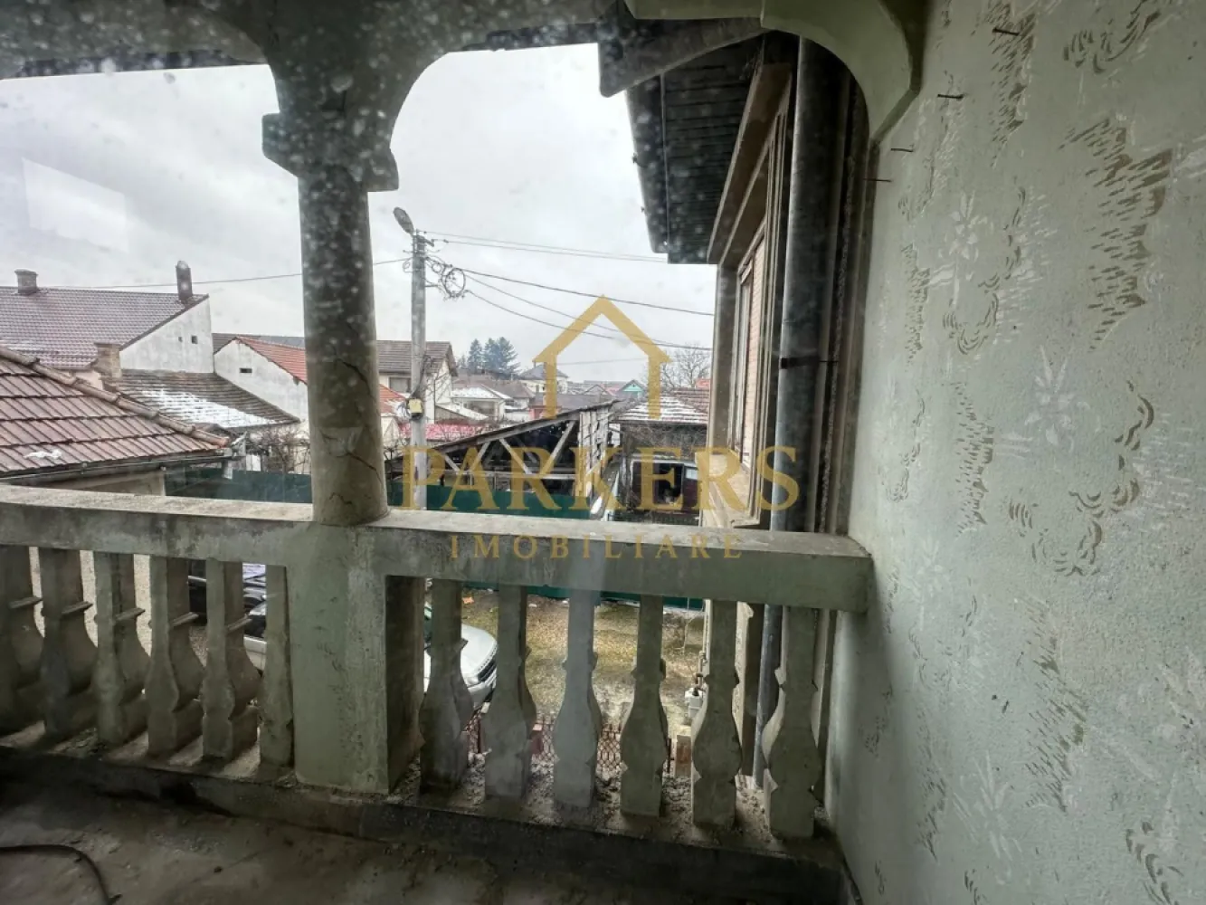 Casa cu etaj 4 camere 208 mp utili de vanzare in Fagaras - Casă de vânzare – zonă centrală, Făgăraș Parkers Imobiliare vă propune spre vânzare o casă spațioasă, situată în zona centrală a municipiului Făgăraș, ideală atât pentru locuință familială, cât și pentru activități comerciale sau birouri. Proprietatea dispune de o suprafață utilă generoasă de 208 mp și este compartimentată eficient, fiind formată din: - 4 camere, dintre care 3 dormitoare - Living luminos și spațios - Bucătărie separată - Băi - Subsol – ideal pentru depozitare, pivniță sau spațiu tehnic Casa este construită pe regim de înălțime P + Subsol și beneficiază de toate utilitățile: apă, gaz, curent, canalizare. - Locația centrală oferă acces rapid către magazine, școli, instituții și mijloace de transport. - Oferim consultanță GRATUITĂ și sprijin complet pe partea de creditare, pentru obținerea celui mai avantajos credit imobiliar. Proprietatea reprezintă o oportunitate excelentă pentru cei care își doresc o casă solidă, bine poziționată și cu suprafață generoasă. }}