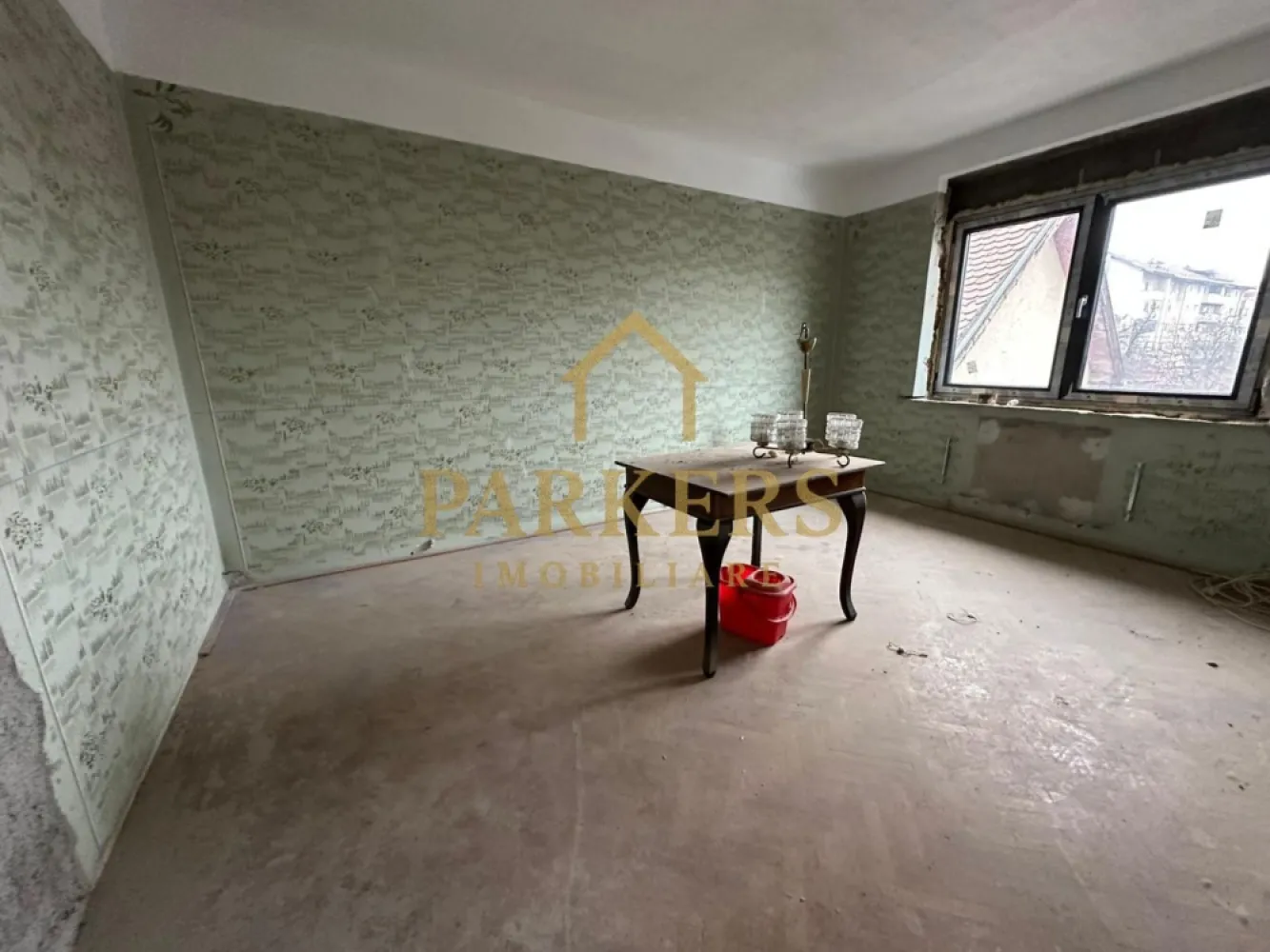 Casa cu etaj 4 camere 208 mp utili de vanzare in Fagaras - Casă de vânzare – zonă centrală, Făgăraș Parkers Imobiliare vă propune spre vânzare o casă spațioasă, situată în zona centrală a municipiului Făgăraș, ideală atât pentru locuință familială, cât și pentru activități comerciale sau birouri. Proprietatea dispune de o suprafață utilă generoasă de 208 mp și este compartimentată eficient, fiind formată din: - 4 camere, dintre care 3 dormitoare - Living luminos și spațios - Bucătărie separată - Băi - Subsol – ideal pentru depozitare, pivniță sau spațiu tehnic Casa este construită pe regim de înălțime P + Subsol și beneficiază de toate utilitățile: apă, gaz, curent, canalizare. - Locația centrală oferă acces rapid către magazine, școli, instituții și mijloace de transport. - Oferim consultanță GRATUITĂ și sprijin complet pe partea de creditare, pentru obținerea celui mai avantajos credit imobiliar. Proprietatea reprezintă o oportunitate excelentă pentru cei care își doresc o casă solidă, bine poziționată și cu suprafață generoasă. }}