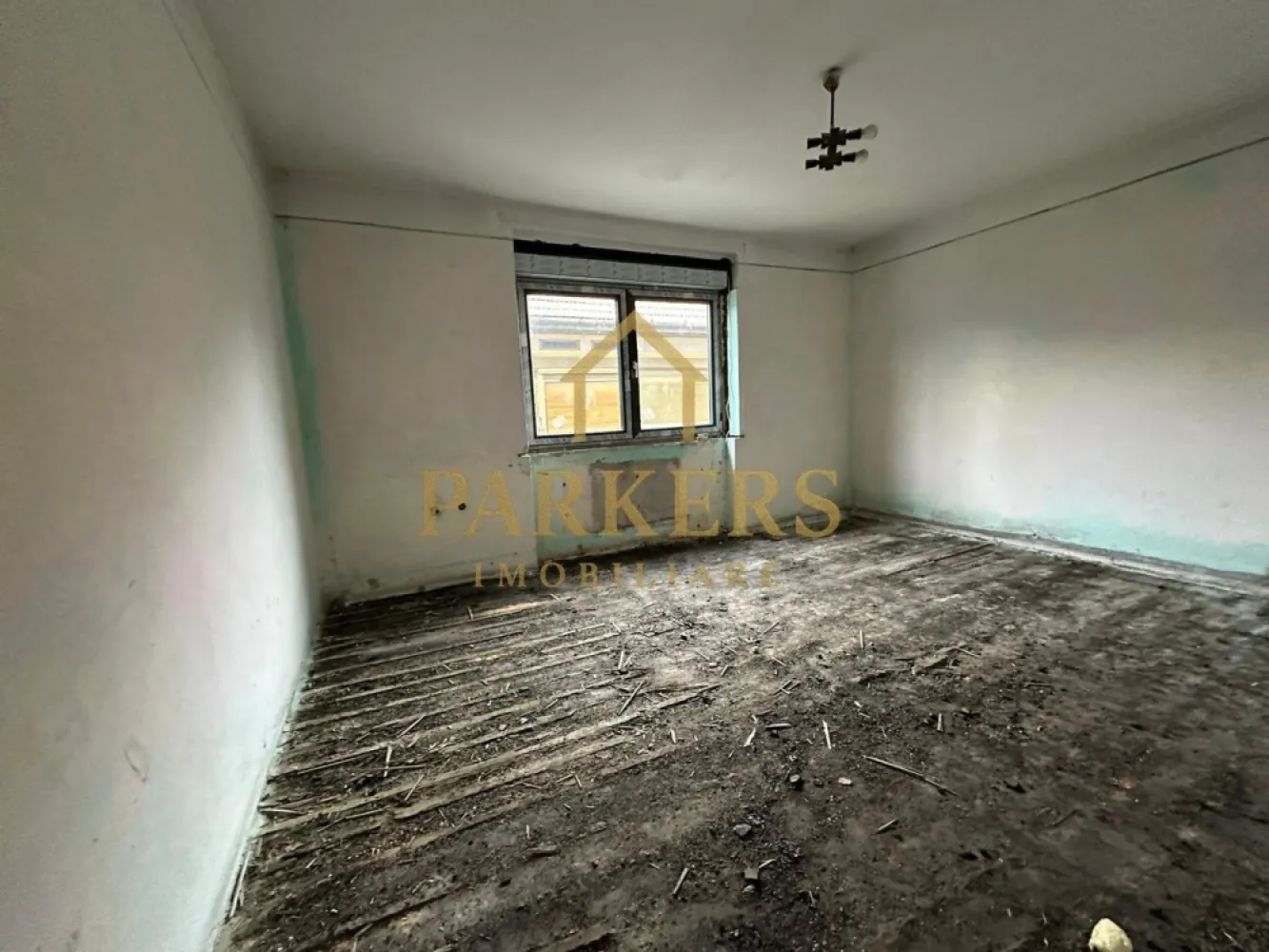 Casa cu etaj 4 camere 208 mp utili de vanzare in Fagaras - Casă de vânzare – zonă centrală, Făgăraș Parkers Imobiliare vă propune spre vânzare o casă spațioasă, situată în zona centrală a municipiului Făgăraș, ideală atât pentru locuință familială, cât și pentru activități comerciale sau birouri. Proprietatea dispune de o suprafață utilă generoasă de 208 mp și este compartimentată eficient, fiind formată din: - 4 camere, dintre care 3 dormitoare - Living luminos și spațios - Bucătărie separată - Băi - Subsol – ideal pentru depozitare, pivniță sau spațiu tehnic Casa este construită pe regim de înălțime P + Subsol și beneficiază de toate utilitățile: apă, gaz, curent, canalizare. - Locația centrală oferă acces rapid către magazine, școli, instituții și mijloace de transport. - Oferim consultanță GRATUITĂ și sprijin complet pe partea de creditare, pentru obținerea celui mai avantajos credit imobiliar. Proprietatea reprezintă o oportunitate excelentă pentru cei care își doresc o casă solidă, bine poziționată și cu suprafață generoasă. }}