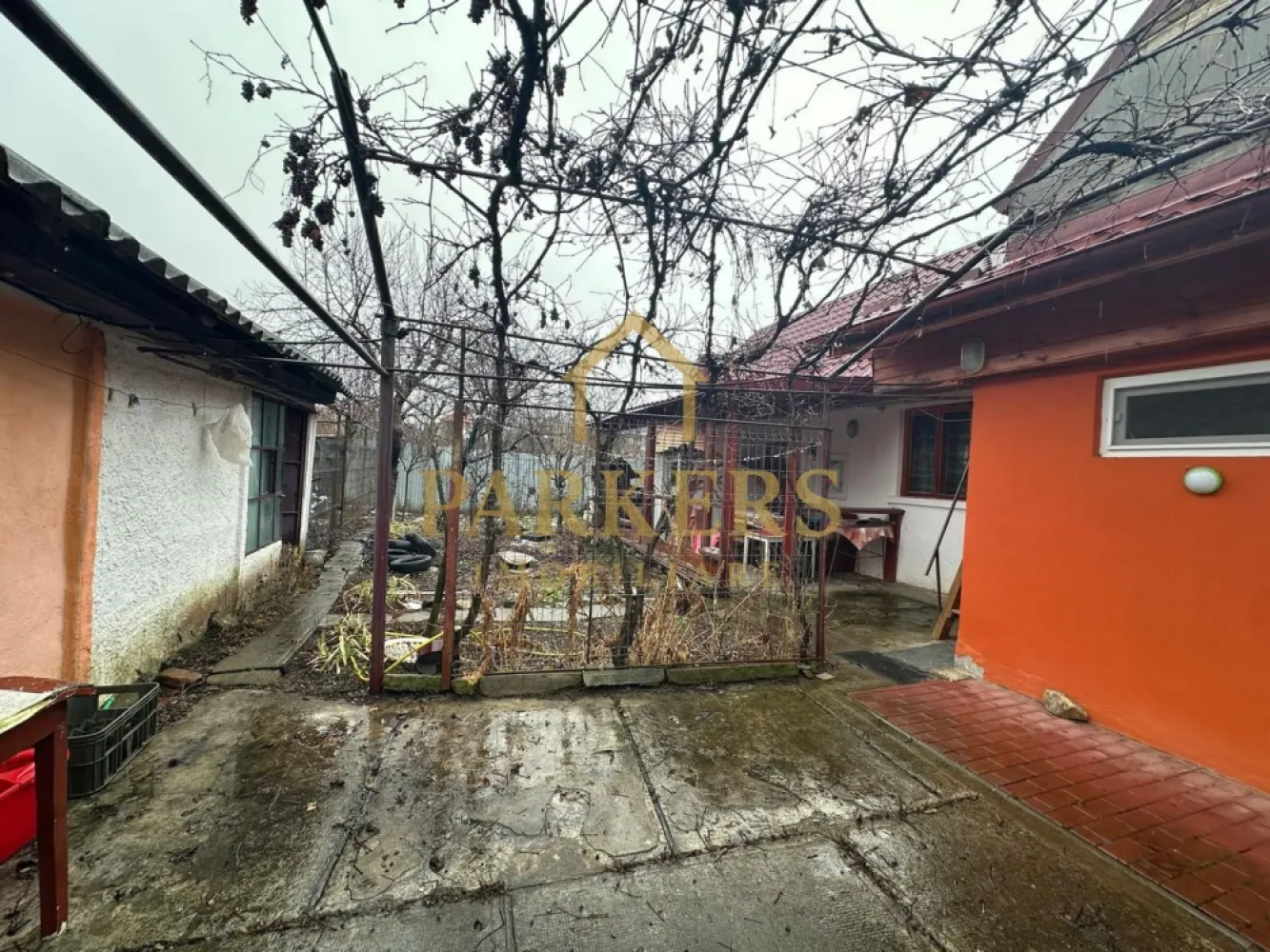 Casa 3 camere de vanzare 110 mp utili si curte de 332 mp de vanzare - Casă de vânzare – zonă centrală, Făgăraș Parkers Imobiliare vă propune spre vânzare o casă situată în zona centrală a municipiului Făgăraș, ideală pentru locuință familială, oferind confort, intimitate și acces rapid către toate punctele de interes ale orașului. Proprietatea dispune de o suprafață utilă de 110 mp și este compartimentată practic, fiind formată din: - 3 camere spațioase și luminoase - Bucătărie - Băi - Terasă – perfectă pentru relaxare Casa este construită pe parter și beneficiază de o curte generoasă de 332 mp, ideală pentru amenajare grădină, zonă de relaxare sau locuri de parcare. Imobilul dispune de toate utilitățile: apă, gaz, curent și canalizare. - Locația centrală oferă acces rapid către magazine, școli, instituții și mijloace de transport. - Oferim consultanță GRATUITĂ și sprijin complet pe partea de creditare, pentru obținerea celui mai avantajos credit imobiliar. }}