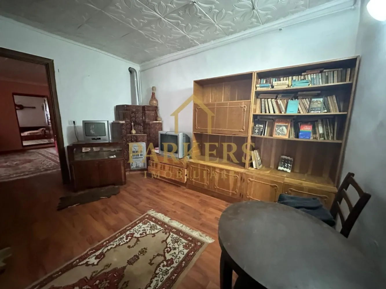 Casa 3 camere de vanzare 110 mp utili si curte de 332 mp de vanzare - Casă de vânzare – zonă centrală, Făgăraș Parkers Imobiliare vă propune spre vânzare o casă situată în zona centrală a municipiului Făgăraș, ideală pentru locuință familială, oferind confort, intimitate și acces rapid către toate punctele de interes ale orașului. Proprietatea dispune de o suprafață utilă de 110 mp și este compartimentată practic, fiind formată din: - 3 camere spațioase și luminoase - Bucătărie - Băi - Terasă – perfectă pentru relaxare Casa este construită pe parter și beneficiază de o curte generoasă de 332 mp, ideală pentru amenajare grădină, zonă de relaxare sau locuri de parcare. Imobilul dispune de toate utilitățile: apă, gaz, curent și canalizare. - Locația centrală oferă acces rapid către magazine, școli, instituții și mijloace de transport. - Oferim consultanță GRATUITĂ și sprijin complet pe partea de creditare, pentru obținerea celui mai avantajos credit imobiliar. }}