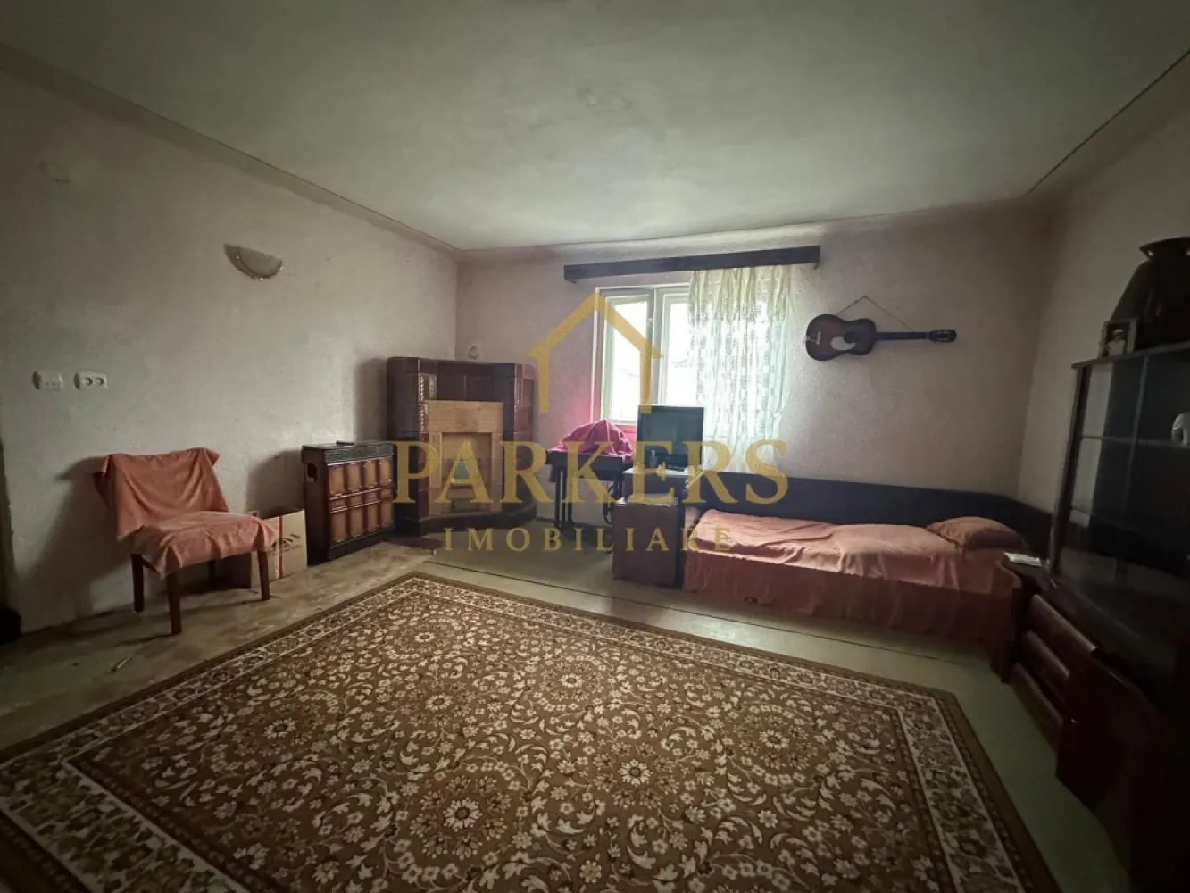 Casa 3 camere de vanzare 110 mp utili si curte de 332 mp de vanzare - Casă de vânzare – zonă centrală, Făgăraș Parkers Imobiliare vă propune spre vânzare o casă situată în zona centrală a municipiului Făgăraș, ideală pentru locuință familială, oferind confort, intimitate și acces rapid către toate punctele de interes ale orașului. Proprietatea dispune de o suprafață utilă de 110 mp și este compartimentată practic, fiind formată din: - 3 camere spațioase și luminoase - Bucătărie - Băi - Terasă – perfectă pentru relaxare Casa este construită pe parter și beneficiază de o curte generoasă de 332 mp, ideală pentru amenajare grădină, zonă de relaxare sau locuri de parcare. Imobilul dispune de toate utilitățile: apă, gaz, curent și canalizare. - Locația centrală oferă acces rapid către magazine, școli, instituții și mijloace de transport. - Oferim consultanță GRATUITĂ și sprijin complet pe partea de creditare, pentru obținerea celui mai avantajos credit imobiliar. }}