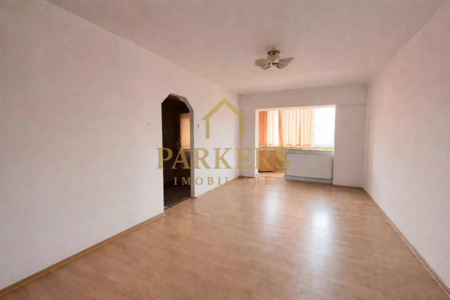 Garsoniera decomandata 35 mp utili si balcon de vanzare in Fagaras - Garsonieră de vânzare – Făgăraș, zona Tăbăcari Parkers Imobiliare vă propune spre vânzare o garsonieră spațioasă, situată în cartierul Tăbăcari din municipiul Făgăraș, o zonă liniștită și bine conectată la punctele de interes ale orașului. Locuința are o suprafață utilă de 35 mp, la care se adaugă un balcon generos de 5 mp, și este decomandată, fiind compartimentată eficient pentru un plus de confort: - Cameră luminoasă și spațioasă - Bucătărie separată - Baie - Hol - Balcon – 5 mp, ideal pentru relaxare sau depozitare Proprietatea este potrivită atât pentru locuit, cât și pentru investiție (închiriere). - Amplasarea oferă acces rapid către magazine, școli, transport public și alte facilități. - Oferim consultanță GRATUITĂ și sprijin complet pe partea de creditare, pentru obținerea celui mai avantajos credit imobiliar. }}