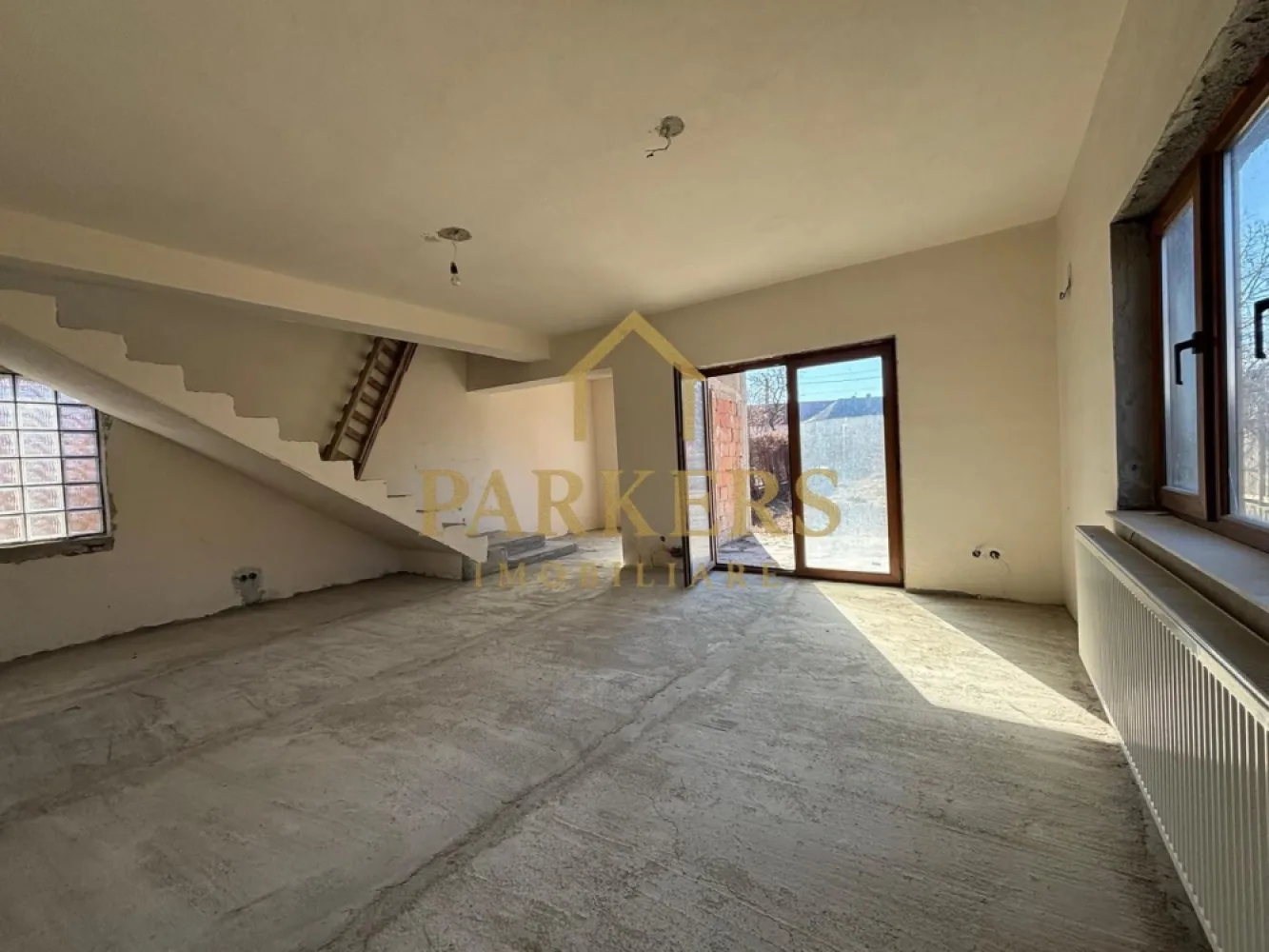 Casa de vanzare 4 camere cu teren de 1700 mp in Fagaras central - Casă de vânzare – 4 camere | teren 1.700 mp | zonă centrală Parkers Imobiliare vă propune spre vânzare o casă spațioasă situată în zona centrală din Făgăraș, ideală atât pentru locuit, cât și pentru investiție. Detalii proprietate: 4 camere generoase Construcție la roșu exterior și la gri interior– perfectă pentru personalizare după propriul gust Teren mare de 1.700 mp, cu deschidere bună și multiple posibilități (grădină, foișor, anexă, investiție) Utilități: Proprietatea dispune de toate utilitățile : apă, gaz, curent, canalizare. Localizare: Poziționare excelentă, în **zonă centrală**, aproape de magazine, școli, instituții și puncte de interes. Ideală pentru: familie care dorește spațiu și curte mare investiție rezidențială sau comercială proiect personalizat de amenajare }}