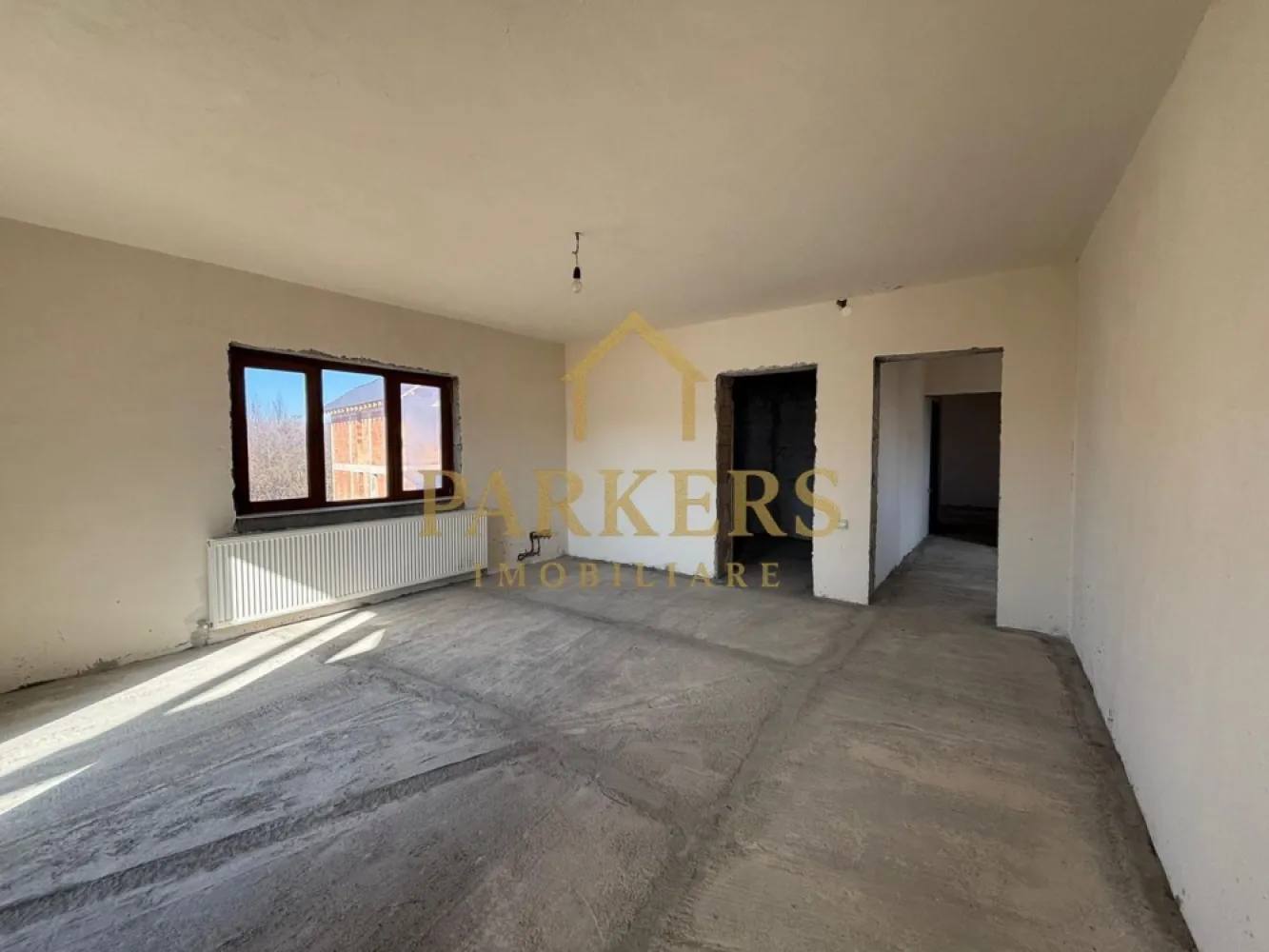 Casa de vanzare 4 camere cu teren de 1700 mp in Fagaras central - Casă de vânzare – 4 camere | teren 1.700 mp | zonă centrală Parkers Imobiliare vă propune spre vânzare o casă spațioasă situată în zona centrală din Făgăraș, ideală atât pentru locuit, cât și pentru investiție. Detalii proprietate: 4 camere generoase Construcție la roșu exterior și la gri interior– perfectă pentru personalizare după propriul gust Teren mare de 1.700 mp, cu deschidere bună și multiple posibilități (grădină, foișor, anexă, investiție) Utilități: Proprietatea dispune de toate utilitățile : apă, gaz, curent, canalizare. Localizare: Poziționare excelentă, în **zonă centrală**, aproape de magazine, școli, instituții și puncte de interes. Ideală pentru: familie care dorește spațiu și curte mare investiție rezidențială sau comercială proiect personalizat de amenajare }}