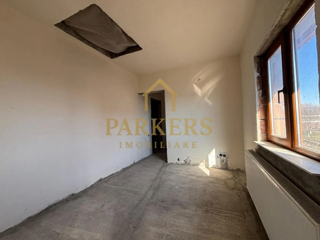 Casa de vanzare 4 camere cu teren de 1700 mp in Fagaras central - Casă de vânzare – 4 camere | teren 1.700 mp | zonă centrală Parkers Imobiliare vă propune spre vânzare o casă spațioasă situată în zona centrală din Făgăraș, ideală atât pentru locuit, cât și pentru investiție. Detalii proprietate: 4 camere generoase Construcție la roșu exterior și la gri interior– perfectă pentru personalizare după propriul gust Teren mare de 1.700 mp, cu deschidere bună și multiple posibilități (grădină, foișor, anexă, investiție) Utilități: Proprietatea dispune de toate utilitățile : apă, gaz, curent, canalizare. Localizare: Poziționare excelentă, în **zonă centrală**, aproape de magazine, școli, instituții și puncte de interes. Ideală pentru: familie care dorește spațiu și curte mare investiție rezidențială sau comercială proiect personalizat de amenajare }}