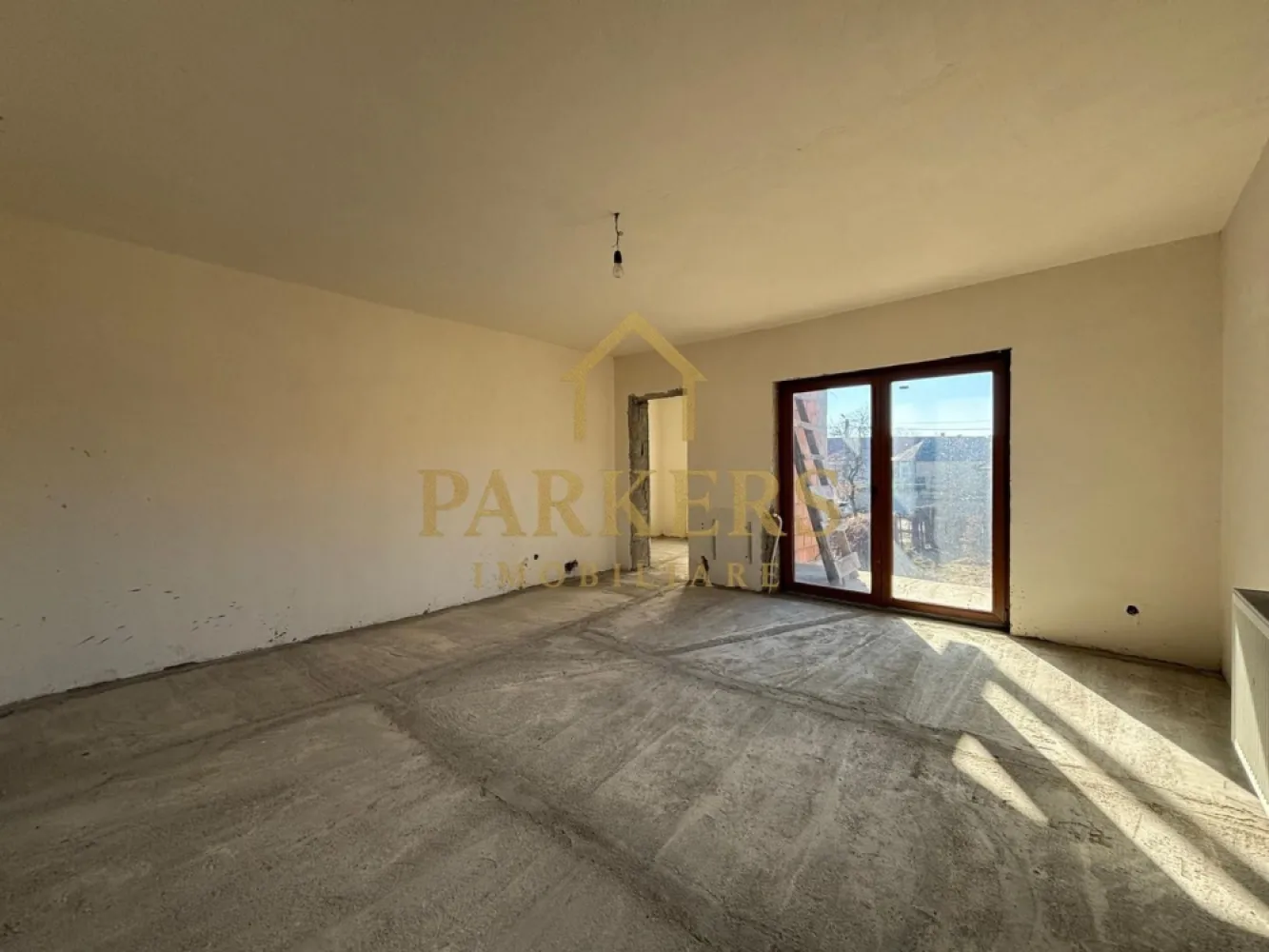 Casa de vanzare 4 camere cu teren de 1700 mp in Fagaras central - Casă de vânzare – 4 camere | teren 1.700 mp | zonă centrală Parkers Imobiliare vă propune spre vânzare o casă spațioasă situată în zona centrală din Făgăraș, ideală atât pentru locuit, cât și pentru investiție. Detalii proprietate: 4 camere generoase Construcție la roșu exterior și la gri interior– perfectă pentru personalizare după propriul gust Teren mare de 1.700 mp, cu deschidere bună și multiple posibilități (grădină, foișor, anexă, investiție) Utilități: Proprietatea dispune de toate utilitățile : apă, gaz, curent, canalizare. Localizare: Poziționare excelentă, în **zonă centrală**, aproape de magazine, școli, instituții și puncte de interes. Ideală pentru: familie care dorește spațiu și curte mare investiție rezidențială sau comercială proiect personalizat de amenajare }}