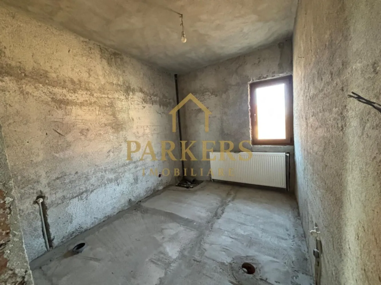 Casa de vanzare 4 camere cu teren de 1700 mp in Fagaras central - Casă de vânzare – 4 camere | teren 1.700 mp | zonă centrală Parkers Imobiliare vă propune spre vânzare o casă spațioasă situată în zona centrală din Făgăraș, ideală atât pentru locuit, cât și pentru investiție. Detalii proprietate: 4 camere generoase Construcție la roșu exterior și la gri interior– perfectă pentru personalizare după propriul gust Teren mare de 1.700 mp, cu deschidere bună și multiple posibilități (grădină, foișor, anexă, investiție) Utilități: Proprietatea dispune de toate utilitățile : apă, gaz, curent, canalizare. Localizare: Poziționare excelentă, în **zonă centrală**, aproape de magazine, școli, instituții și puncte de interes. Ideală pentru: familie care dorește spațiu și curte mare investiție rezidențială sau comercială proiect personalizat de amenajare }}