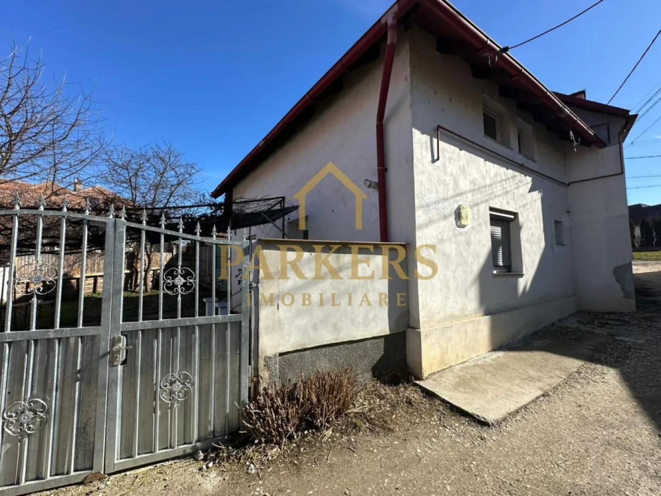 Casa de vanzare 3 camere in Fagaras zona Ioan Senchea - Casă de vânzare – 3 camere | teren 476 mp | garaj Parkers Imobiliare vă propune spre vânzare o casă renovată, situată în Făgăraș, pe strada Doctor Ioan Senchea, într-o zonă liniștită și accesibilă. Caracteristici principale: 3 camere spațioase și luminoase Teren în suprafață de 476 mp Casă renovată și parțial mobilată Izolație termică atât la interior, cât și la exterior Proprietatea dispune și de garaj, ideal pentru mașină sau spațiu de depozitare. Utilități: Imobilul beneficiază de toate utilitățile necesare: apă, gaz, curent, canalizare. Ideală pentru: locuință de familie gata de mutare investiție sigură într-o zonă bună }}