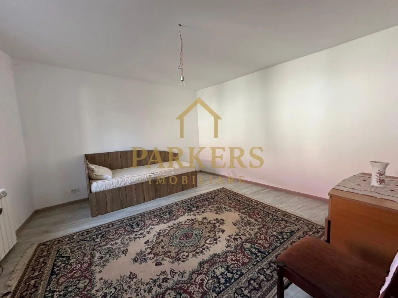 Casa de vanzare 3 camere in Fagaras zona Ioan Senchea - Casă de vânzare – 3 camere | teren 476 mp | garaj Parkers Imobiliare vă propune spre vânzare o casă renovată, situată în Făgăraș, pe strada Doctor Ioan Senchea, într-o zonă liniștită și accesibilă. Caracteristici principale: 3 camere spațioase și luminoase Teren în suprafață de 476 mp Casă renovată și parțial mobilată Izolație termică atât la interior, cât și la exterior Proprietatea dispune și de garaj, ideal pentru mașină sau spațiu de depozitare. Utilități: Imobilul beneficiază de toate utilitățile necesare: apă, gaz, curent, canalizare. Ideală pentru: locuință de familie gata de mutare investiție sigură într-o zonă bună }}