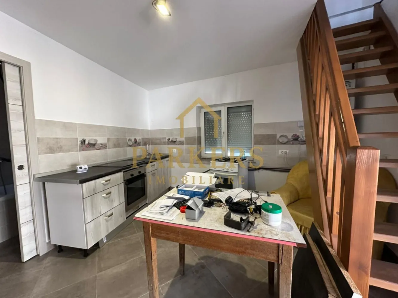 Casa de vanzare 3 camere in Fagaras zona Ioan Senchea - Casă de vânzare – 3 camere | teren 476 mp | garaj Parkers Imobiliare vă propune spre vânzare o casă renovată, situată în Făgăraș, pe strada Doctor Ioan Senchea, într-o zonă liniștită și accesibilă. Caracteristici principale: 3 camere spațioase și luminoase Teren în suprafață de 476 mp Casă renovată și parțial mobilată Izolație termică atât la interior, cât și la exterior Proprietatea dispune și de garaj, ideal pentru mașină sau spațiu de depozitare. Utilități: Imobilul beneficiază de toate utilitățile necesare: apă, gaz, curent, canalizare. Ideală pentru: locuință de familie gata de mutare investiție sigură într-o zonă bună }}