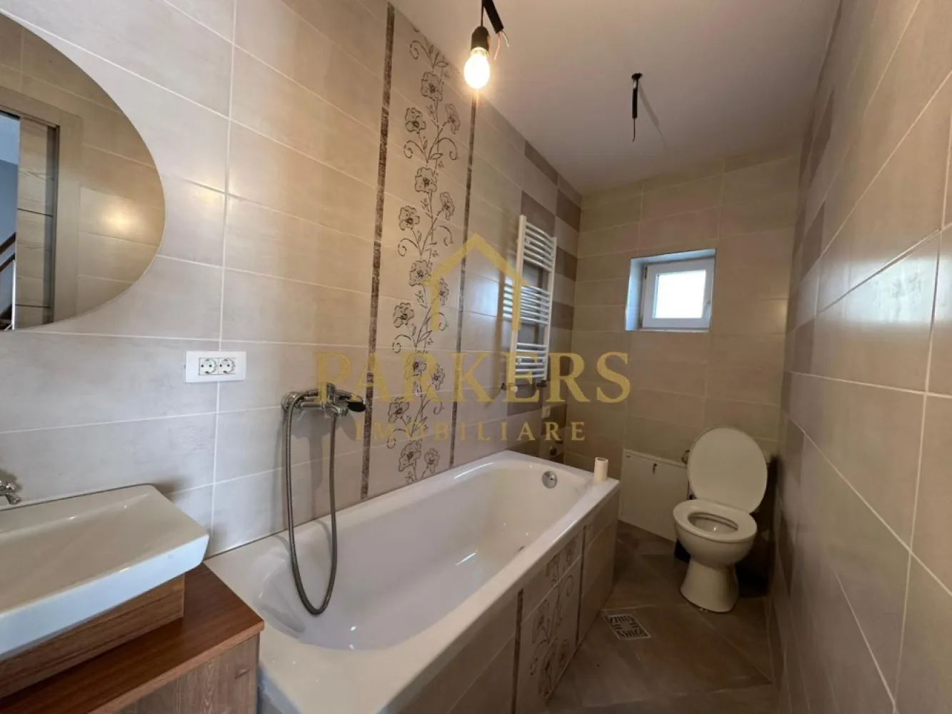 Casa de vanzare 3 camere in Fagaras zona Ioan Senchea - Casă de vânzare – 3 camere | teren 476 mp | garaj Parkers Imobiliare vă propune spre vânzare o casă renovată, situată în Făgăraș, pe strada Doctor Ioan Senchea, într-o zonă liniștită și accesibilă. Caracteristici principale: 3 camere spațioase și luminoase Teren în suprafață de 476 mp Casă renovată și parțial mobilată Izolație termică atât la interior, cât și la exterior Proprietatea dispune și de garaj, ideal pentru mașină sau spațiu de depozitare. Utilități: Imobilul beneficiază de toate utilitățile necesare: apă, gaz, curent, canalizare. Ideală pentru: locuință de familie gata de mutare investiție sigură într-o zonă bună }}