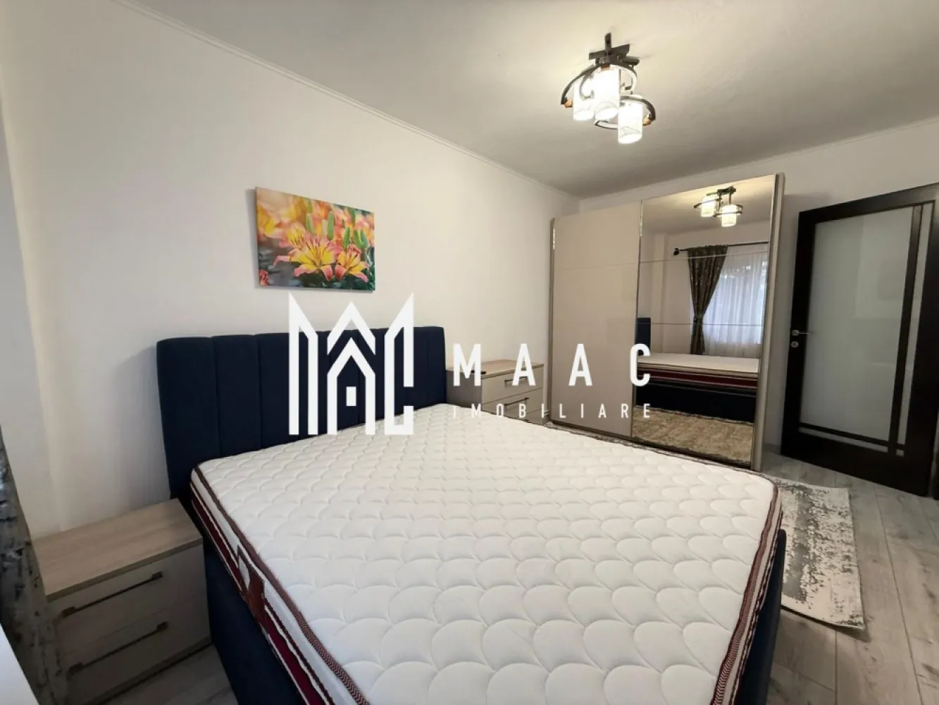 Apartament 3 camere | 2 bai | Decomandat | Balcon | Renovat - MAAC Imobiliare propune atentiei dumneavoastra un apartament cu 3 camere, care este la prima inchiriere dupa renovare, complet mobilat si utilat, pe Mihai Viteazu. Locuinta este situata etajul 3, are suprafata utila de 72mp si este alcatuita din living cu balcon inchis, 2 dormitoare, bucatarie (+camara), baie cu geam, grup sanitar de serviciu, debara, hol. Aferent - spatiu de depozitare in pivnita (propriu) si spatiu de depozitare comun pe casa scarii. De asemenea, casa scarii a fost rezugravita. Toate instalatiile au fost schimbate (termice, electrice, sanitare), iar de asemenea si liftul de care beneficiaza imobilul a fost schimbat. Finisaje si mobilier de calitate buna, ambient placut. Amplasamentul imobilului este avantajos, aflandu-se la 10 minute de mers pe jos de parcul SubArini. Se percepe o chirie in avans si garantie in cuantumul unei chirii lunare. Se inchiriaza pe o perioada de minim 12 luni. Disponibilitate imediata. Pentru mai multe detalii sau pentru a programa o vizionare, va rugam specificati telefonic ID: CP2835263 }}