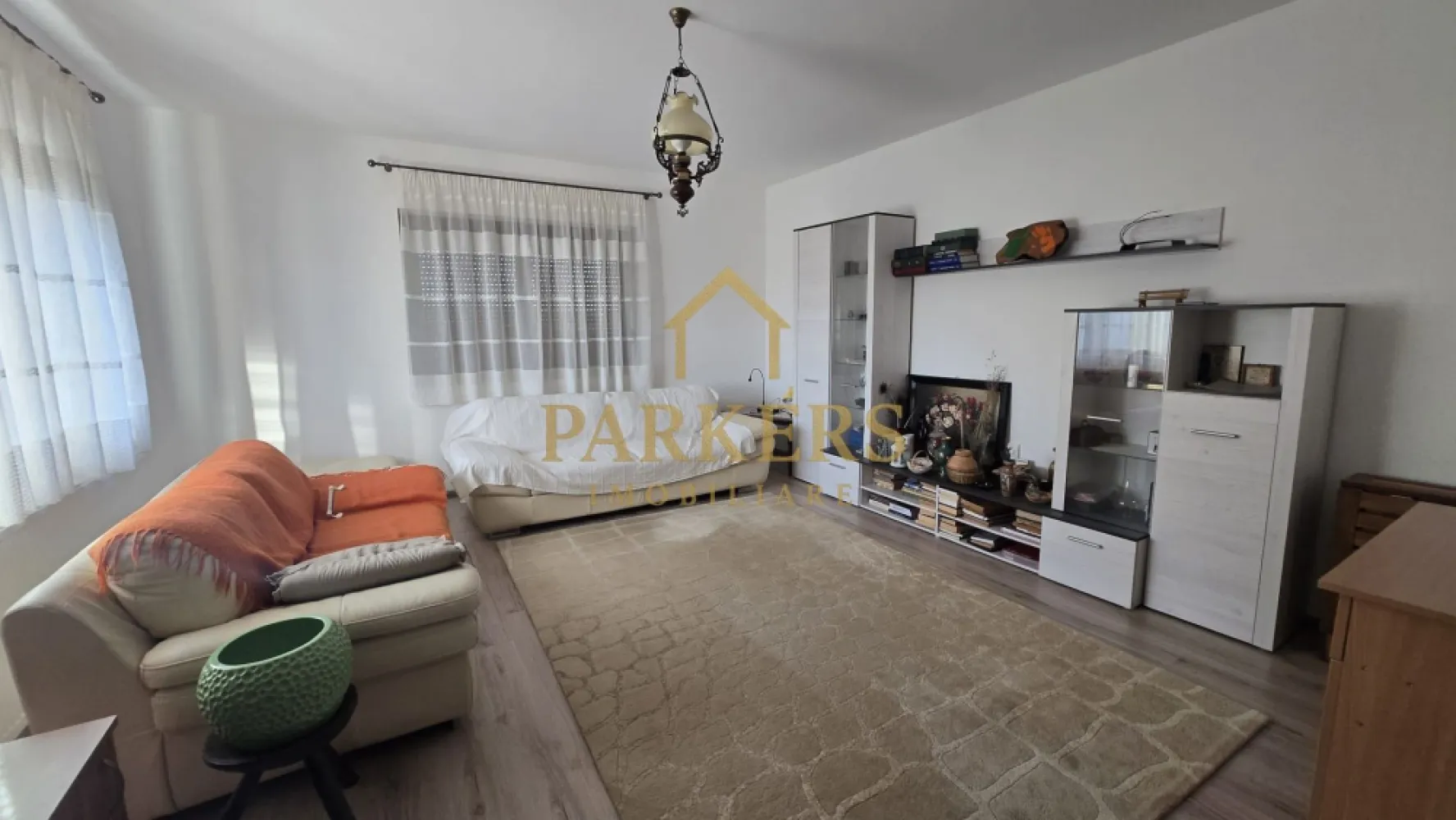 Casă renovată 150 mp utili + 1000 mp teren, priveliște spre Munte - Agenția Parkers Imobiliare vă propune spre vânzare o casă primitoare, complet mobilată și utilată, situată în localitatea Ileni, cu o priveliște superbă spre Munții Făgăraș. Proprietatea este renovată integral în 2024 și dispune de o suprafață utilă de 150 mp, amplasată pe un teren generos de 1000 mp, plus anexe. Compartimentare: ~ Parter: hol, living spațios, dormitor, baie, bucătărie, dining; ~ Pod pentru depozitare. În exterior, casa beneficiază de: curte liberă cu locuri de parcare; 1 garaj; spațiu suficient pentru zonă de joacă pentru copii; terasă de relaxare; grădină; bucătărie de vară cu WC de serviciu. Indiferent dacă vă aflați în curte sau în interiorul casei, vă puteți bucura de o panoramă deosebită către Munții Făgăraș – un cadru natural perfect pentru liniște și relaxare. Proprietatea este ideală atât pentru locuință permanentă, cât și pentru casă de vacanță. Oferim consultanță gratuită pentru obținerea creditului, pentru ca procesul de achiziție să fie cât mai simplu și sigur pentru dumneavoastră. Pentru mai multe detalii sau programarea unei vizionări, vă stăm cu drag la dispoziție! }}