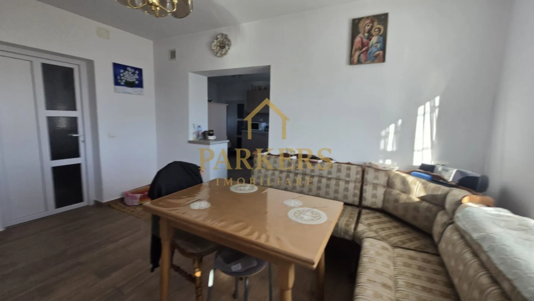 Casă renovată 150 mp utili + 1000 mp teren, priveliște spre Munte - Agenția Parkers Imobiliare vă propune spre vânzare o casă primitoare, complet mobilată și utilată, situată în localitatea Ileni, cu o priveliște superbă spre Munții Făgăraș. Proprietatea este renovată integral în 2024 și dispune de o suprafață utilă de 150 mp, amplasată pe un teren generos de 1000 mp, plus anexe. Compartimentare: ~ Parter: hol, living spațios, dormitor, baie, bucătărie, dining; ~ Pod pentru depozitare. În exterior, casa beneficiază de: curte liberă cu locuri de parcare; 1 garaj; spațiu suficient pentru zonă de joacă pentru copii; terasă de relaxare; grădină; bucătărie de vară cu WC de serviciu. Indiferent dacă vă aflați în curte sau în interiorul casei, vă puteți bucura de o panoramă deosebită către Munții Făgăraș – un cadru natural perfect pentru liniște și relaxare. Proprietatea este ideală atât pentru locuință permanentă, cât și pentru casă de vacanță. Oferim consultanță gratuită pentru obținerea creditului, pentru ca procesul de achiziție să fie cât mai simplu și sigur pentru dumneavoastră. Pentru mai multe detalii sau programarea unei vizionări, vă stăm cu drag la dispoziție! }}