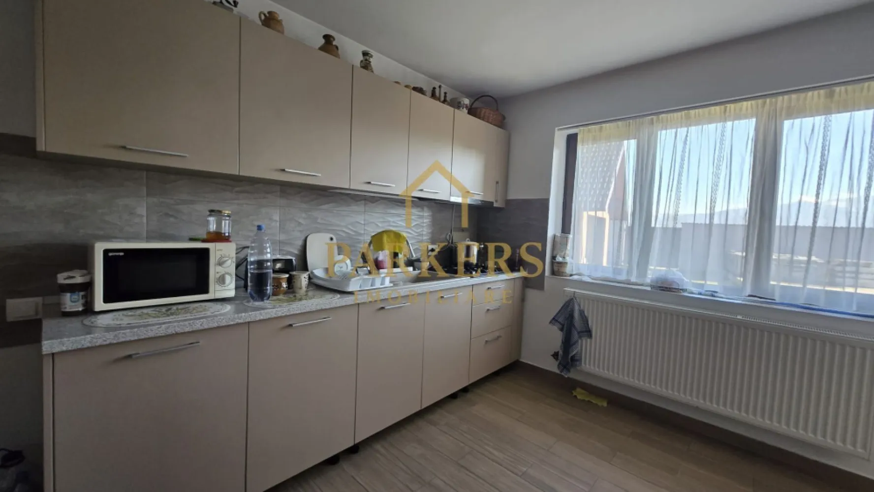 Casă renovată 150 mp utili + 1000 mp teren, priveliște spre Munte - Agenția Parkers Imobiliare vă propune spre vânzare o casă primitoare, complet mobilată și utilată, situată în localitatea Ileni, cu o priveliște superbă spre Munții Făgăraș. Proprietatea este renovată integral în 2024 și dispune de o suprafață utilă de 150 mp, amplasată pe un teren generos de 1000 mp, plus anexe. Compartimentare: ~ Parter: hol, living spațios, dormitor, baie, bucătărie, dining; ~ Pod pentru depozitare. În exterior, casa beneficiază de: curte liberă cu locuri de parcare; 1 garaj; spațiu suficient pentru zonă de joacă pentru copii; terasă de relaxare; grădină; bucătărie de vară cu WC de serviciu. Indiferent dacă vă aflați în curte sau în interiorul casei, vă puteți bucura de o panoramă deosebită către Munții Făgăraș – un cadru natural perfect pentru liniște și relaxare. Proprietatea este ideală atât pentru locuință permanentă, cât și pentru casă de vacanță. Oferim consultanță gratuită pentru obținerea creditului, pentru ca procesul de achiziție să fie cât mai simplu și sigur pentru dumneavoastră. Pentru mai multe detalii sau programarea unei vizionări, vă stăm cu drag la dispoziție! }}