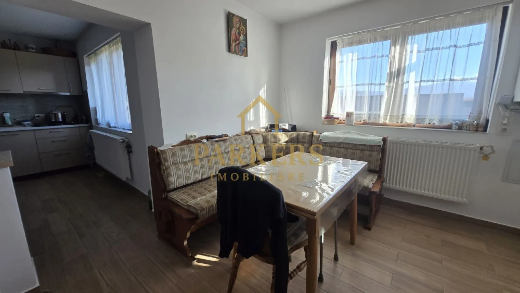 Casă renovată 150 mp utili + 1000 mp teren, priveliște spre Munte - Agenția Parkers Imobiliare vă propune spre vânzare o casă primitoare, complet mobilată și utilată, situată în localitatea Ileni, cu o priveliște superbă spre Munții Făgăraș. Proprietatea este renovată integral în 2024 și dispune de o suprafață utilă de 150 mp, amplasată pe un teren generos de 1000 mp, plus anexe. Compartimentare: ~ Parter: hol, living spațios, dormitor, baie, bucătărie, dining; ~ Pod pentru depozitare. În exterior, casa beneficiază de: curte liberă cu locuri de parcare; 1 garaj; spațiu suficient pentru zonă de joacă pentru copii; terasă de relaxare; grădină; bucătărie de vară cu WC de serviciu. Indiferent dacă vă aflați în curte sau în interiorul casei, vă puteți bucura de o panoramă deosebită către Munții Făgăraș – un cadru natural perfect pentru liniște și relaxare. Proprietatea este ideală atât pentru locuință permanentă, cât și pentru casă de vacanță. Oferim consultanță gratuită pentru obținerea creditului, pentru ca procesul de achiziție să fie cât mai simplu și sigur pentru dumneavoastră. Pentru mai multe detalii sau programarea unei vizionări, vă stăm cu drag la dispoziție! }}