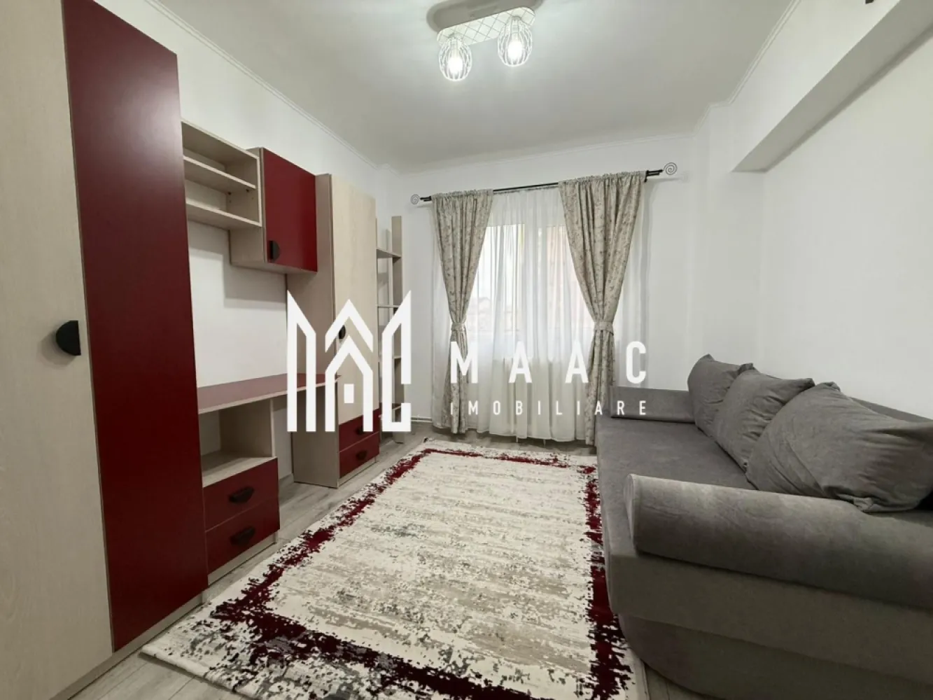 Apartament 3 camere | 2 bai | Decomandat | Balcon | Renovat - MAAC Imobiliare propune atentiei dumneavoastra un apartament cu 3 camere, care este la prima inchiriere dupa renovare, complet mobilat si utilat, pe Mihai Viteazu. Locuinta este situata etajul 3, are suprafata utila de 72mp si este alcatuita din living cu balcon inchis, 2 dormitoare, bucatarie (+camara), baie cu geam, grup sanitar de serviciu, debara, hol. Aferent - spatiu de depozitare in pivnita (propriu) si spatiu de depozitare comun pe casa scarii. De asemenea, casa scarii a fost rezugravita. Toate instalatiile au fost schimbate (termice, electrice, sanitare), iar de asemenea si liftul de care beneficiaza imobilul a fost schimbat. Finisaje si mobilier de calitate buna, ambient placut. Amplasamentul imobilului este avantajos, aflandu-se la 10 minute de mers pe jos de parcul SubArini. Se percepe o chirie in avans si garantie in cuantumul unei chirii lunare. Se inchiriaza pe o perioada de minim 12 luni. Disponibilitate imediata. Pentru mai multe detalii sau pentru a programa o vizionare, va rugam specificati telefonic ID: CP2835263 }}
