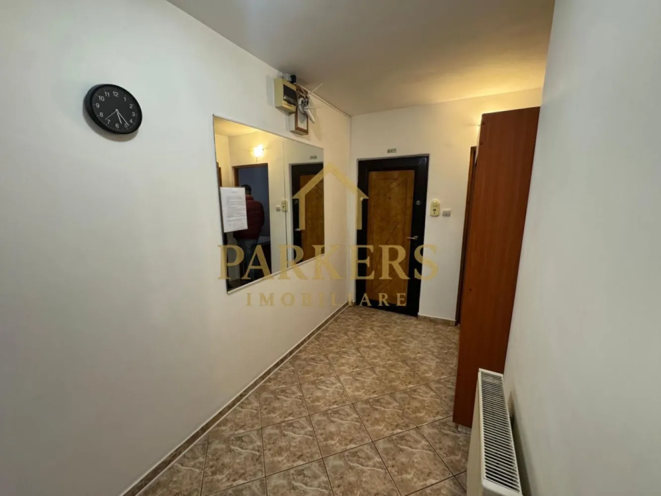 Apartament 2 camere decomandat, 50 mp utili, parter – Zona 1 Decembrie - Parkars Imobiliare vă propune spre închiriere un apartament cu 2 camere, decomandat, cu o suprafață utilă de 50 mp, situat la parterul unui imobil cu 4 etaje, în Făgăraș, zona 1 Decembrie. Locuința este compartimentată eficient și oferă un confort sporit: living spațios, dormitor luminos, bucătărie separată, baie și hol generos. Faptul că este situat la parter îl face potrivit atât pentru locuit, cât și pentru persoane care își doresc acces facil. Zona 1 Decembrie este apreciată pentru accesul rapid către magazine, școli, mijloace de transport și alte puncte de interes, fiind o alegere potrivită pentru un stil de viață comod și echilibrat. Beneficiați de consultanță gratuită pentru obținerea unui credit imobiliar, prin partenerii noștri financiari, pe tot parcursul procesului de achiziție. Pentru mai multe detalii sau programarea unei vizionări, echipa Parkars Imobiliare vă stă la dispoziție cu profesionalism și transparență. }}