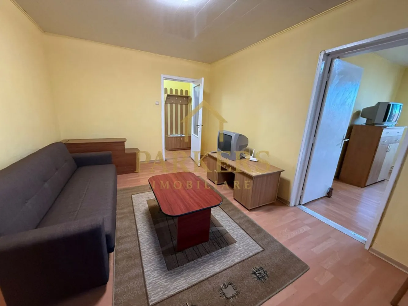 Apartament 2 camere circular, 56 mp utili, etaj 3 Zona Negoiu - Parkars Imobiliare vă propune spre închiriere un apartament cu 2 camere, compartimentare circulară, cu o suprafață utilă de 56 mp, situat la etajul 3 al unui imobil cu 4 etaje, în Făgăraș, zona Negoiu. Apartamentul dispune de living luminos, dormitor confortabil, bucătărie, baie și hol, având o compartimentare practică, specifică tipului circular. Este potrivit pentru un cuplu, o persoană singură sau pentru investiție. Zona Negoiu este una liniștită, cu acces facil către magazine, școli, mijloace de transport și alte puncte de interes, oferind un cadru ideal pentru locuit. Oferim consultanță gratuită pentru obținerea unui credit imobiliar, prin partenerii noștri financiari, astfel încât procesul de achiziție să fie cât mai simplu și rapid. Pentru detalii suplimentare sau programarea unei vizionări, echipa Parkars Imobiliare vă stă la dispoziție cu profesionalism și seriozitate. }}