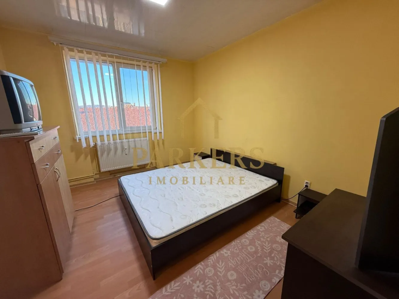 Apartament 2 camere circular, 56 mp utili, etaj 3 Zona Negoiu - Parkars Imobiliare vă propune spre închiriere un apartament cu 2 camere, compartimentare circulară, cu o suprafață utilă de 56 mp, situat la etajul 3 al unui imobil cu 4 etaje, în Făgăraș, zona Negoiu. Apartamentul dispune de living luminos, dormitor confortabil, bucătărie, baie și hol, având o compartimentare practică, specifică tipului circular. Este potrivit pentru un cuplu, o persoană singură sau pentru investiție. Zona Negoiu este una liniștită, cu acces facil către magazine, școli, mijloace de transport și alte puncte de interes, oferind un cadru ideal pentru locuit. Oferim consultanță gratuită pentru obținerea unui credit imobiliar, prin partenerii noștri financiari, astfel încât procesul de achiziție să fie cât mai simplu și rapid. Pentru detalii suplimentare sau programarea unei vizionări, echipa Parkars Imobiliare vă stă la dispoziție cu profesionalism și seriozitate. }}