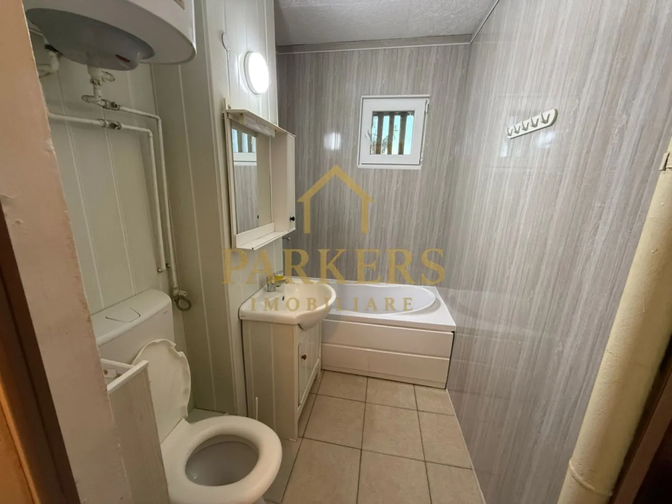 Apartament 2 camere circular, 56 mp utili, etaj 3 Zona Negoiu - Parkars Imobiliare vă propune spre închiriere un apartament cu 2 camere, compartimentare circulară, cu o suprafață utilă de 56 mp, situat la etajul 3 al unui imobil cu 4 etaje, în Făgăraș, zona Negoiu. Apartamentul dispune de living luminos, dormitor confortabil, bucătărie, baie și hol, având o compartimentare practică, specifică tipului circular. Este potrivit pentru un cuplu, o persoană singură sau pentru investiție. Zona Negoiu este una liniștită, cu acces facil către magazine, școli, mijloace de transport și alte puncte de interes, oferind un cadru ideal pentru locuit. Oferim consultanță gratuită pentru obținerea unui credit imobiliar, prin partenerii noștri financiari, astfel încât procesul de achiziție să fie cât mai simplu și rapid. Pentru detalii suplimentare sau programarea unei vizionări, echipa Parkars Imobiliare vă stă la dispoziție cu profesionalism și seriozitate. }}